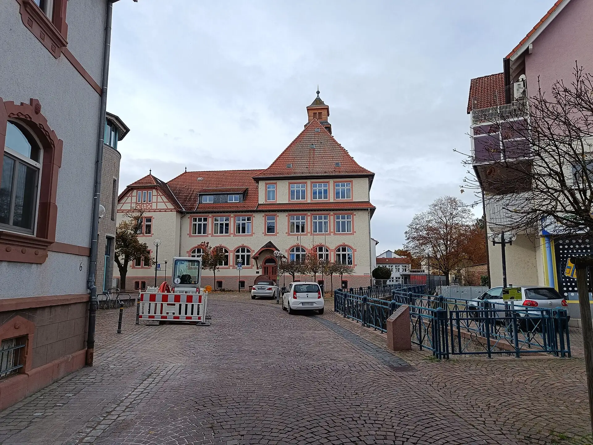 Gassenansicht zur Trinkbornschule in Ober-Roden