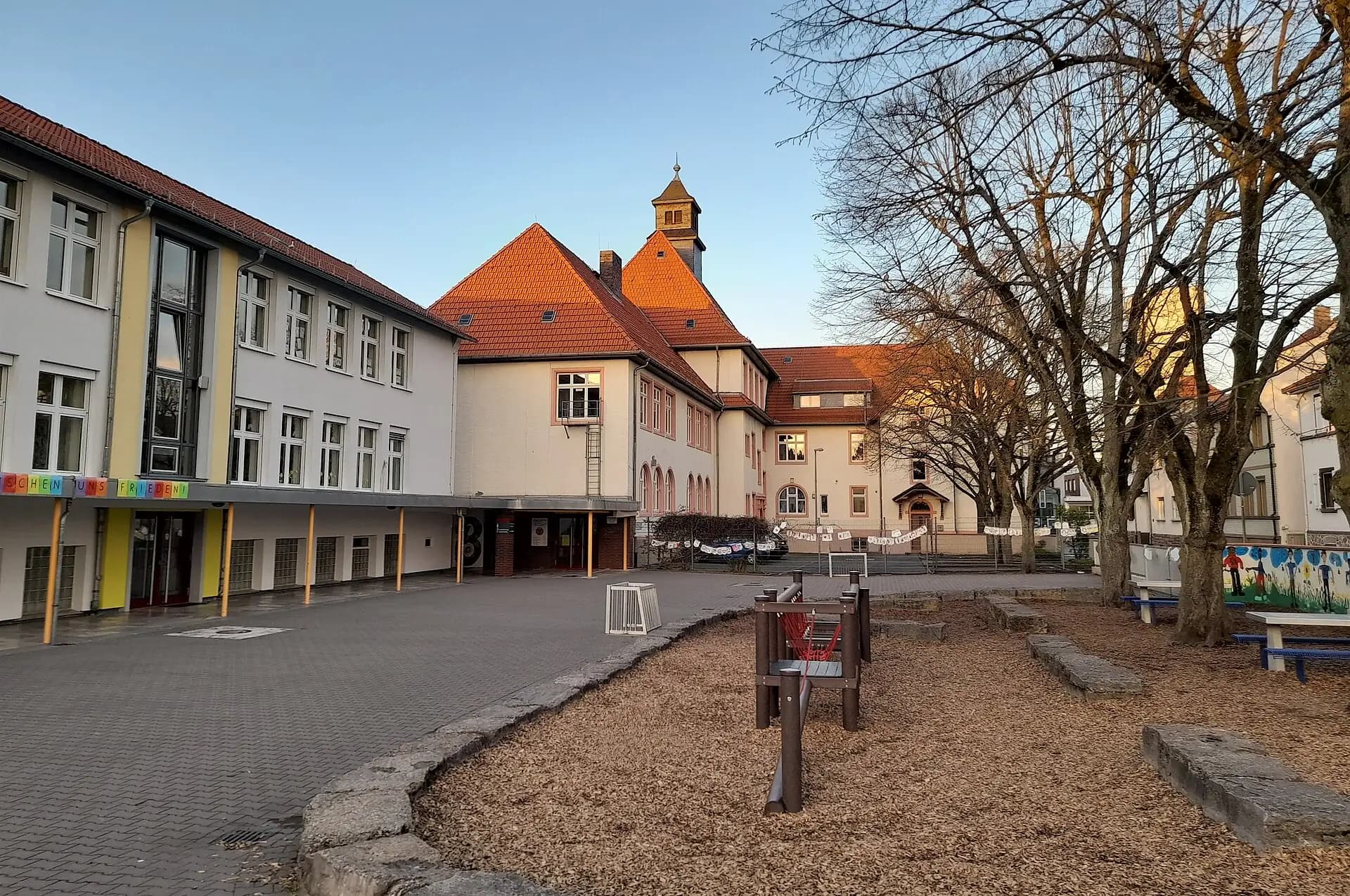 Vorderer Schulhof der Trinkbornschule in Ober-Roden