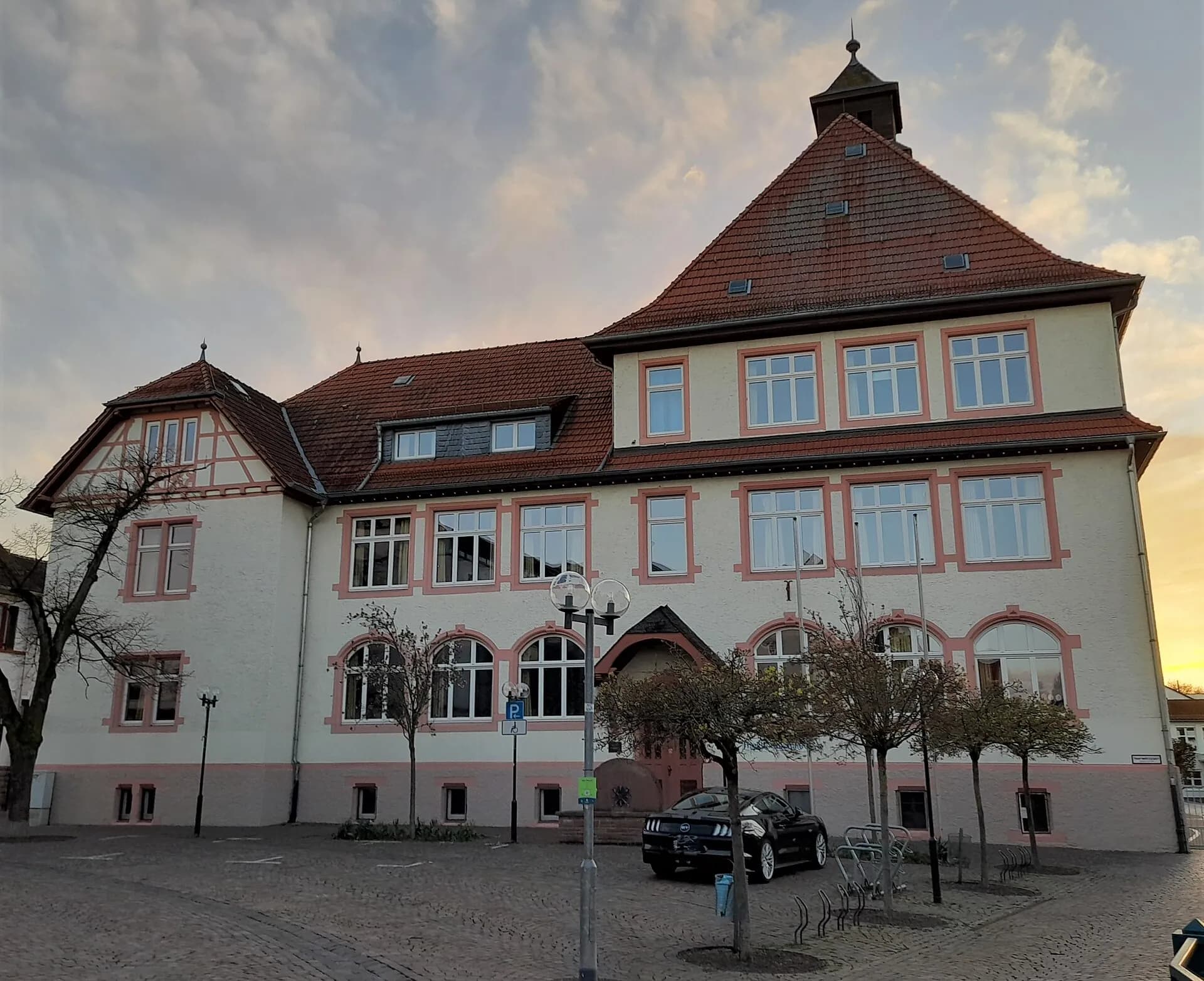 Trinkbornschule in Ober-Roden von Osten