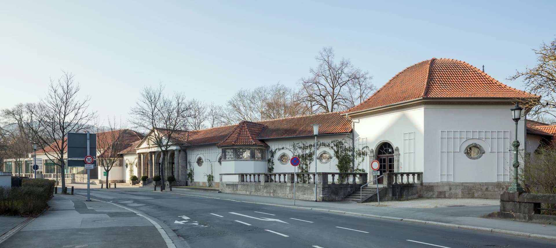 Straßenfront der Trinkkuranlage in Bad Nauheim