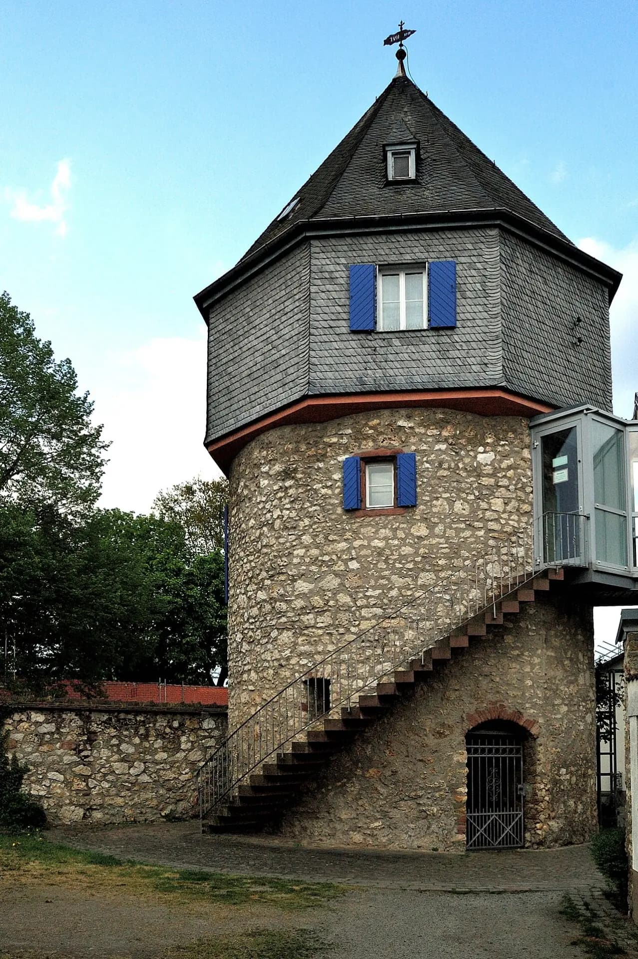 Historischer Turm an der Dr.-Georg-von-Opel-Anlage in Flörsheim am Main