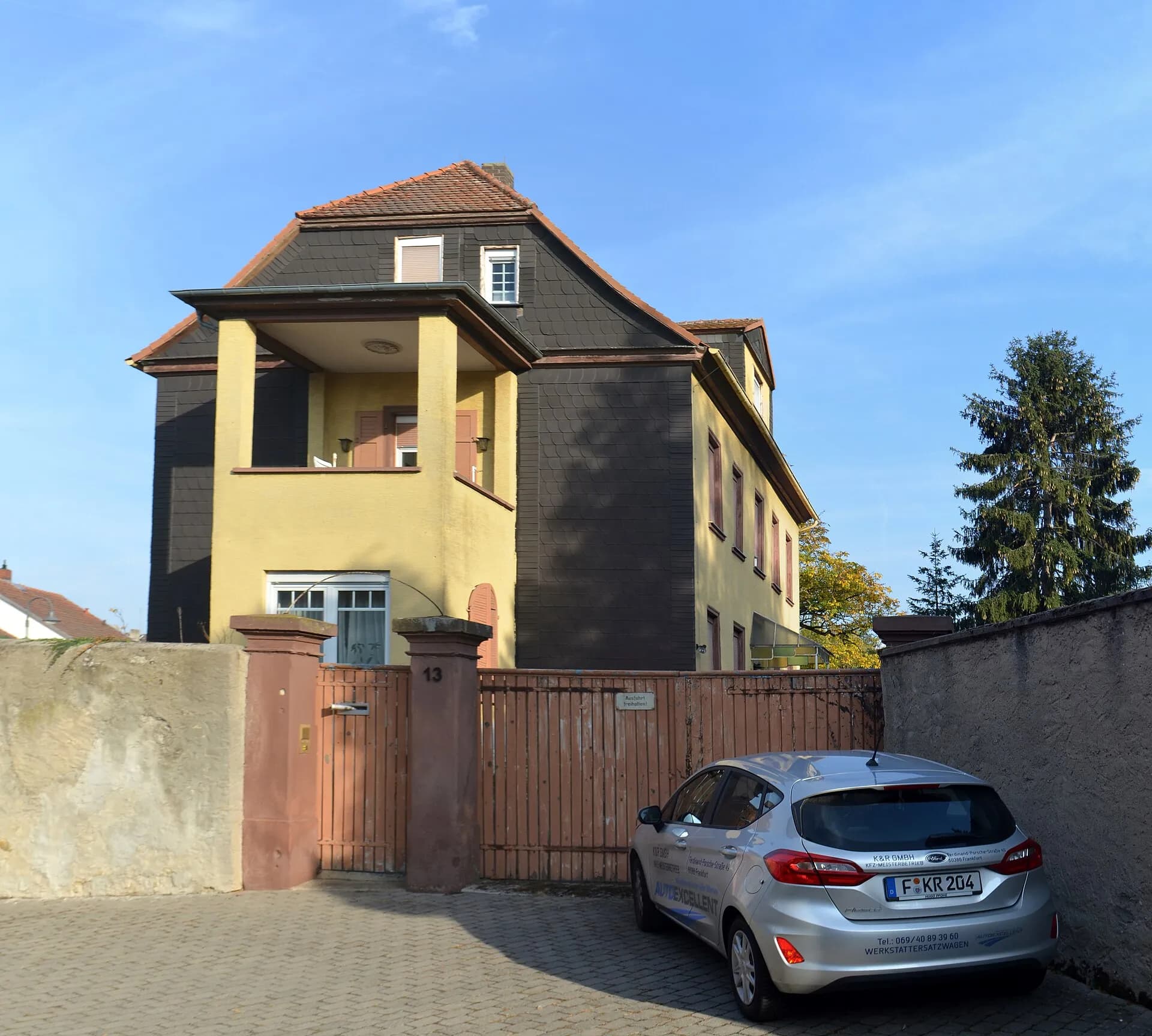 Wohnhaus mit Turmaufbau an der Westlichen Ringstraße in Groß-Karben, Karben