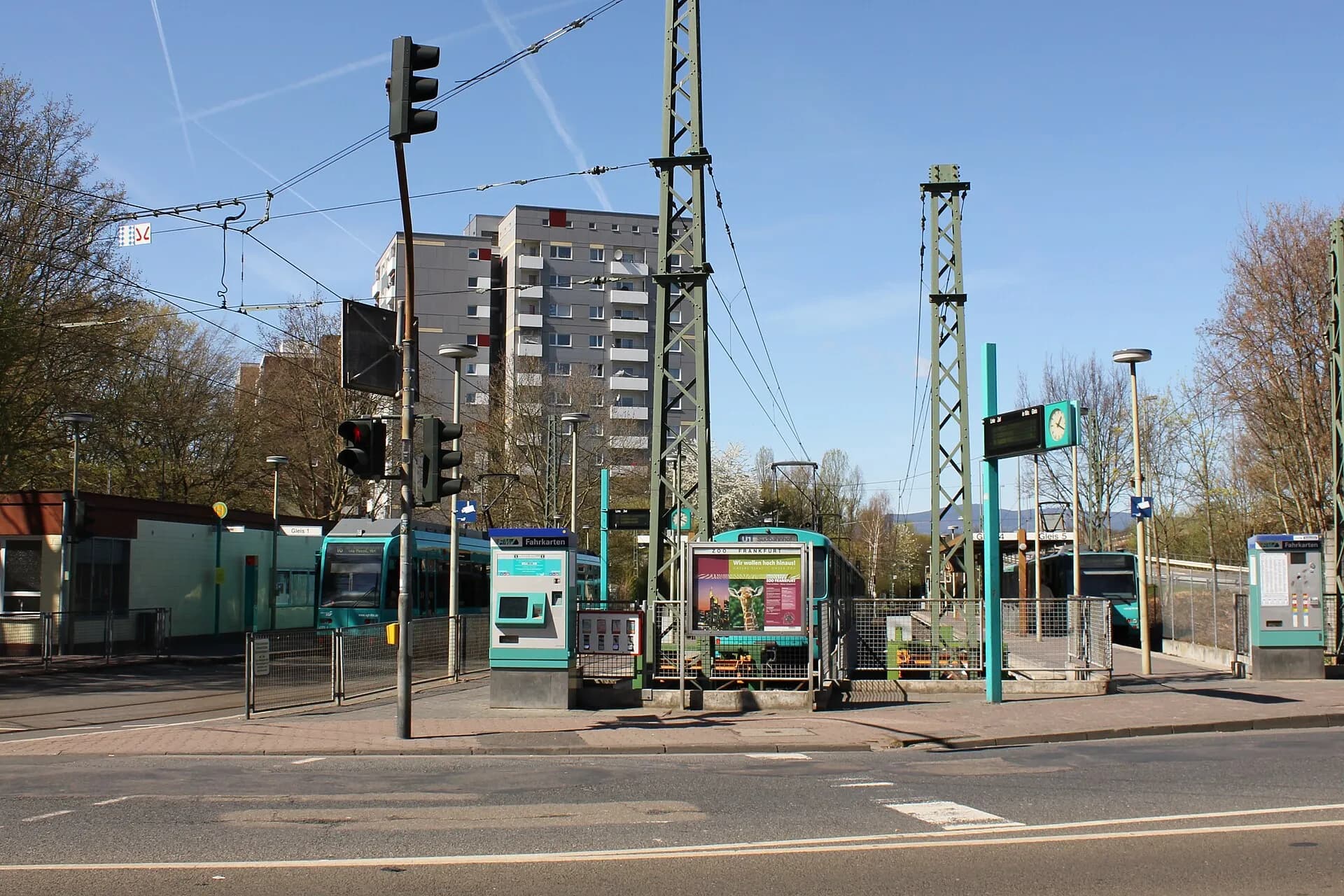 Kreuzung mit U-Bahn- und Straßenbahnhaltestelle in Frankfurt Ginnheim