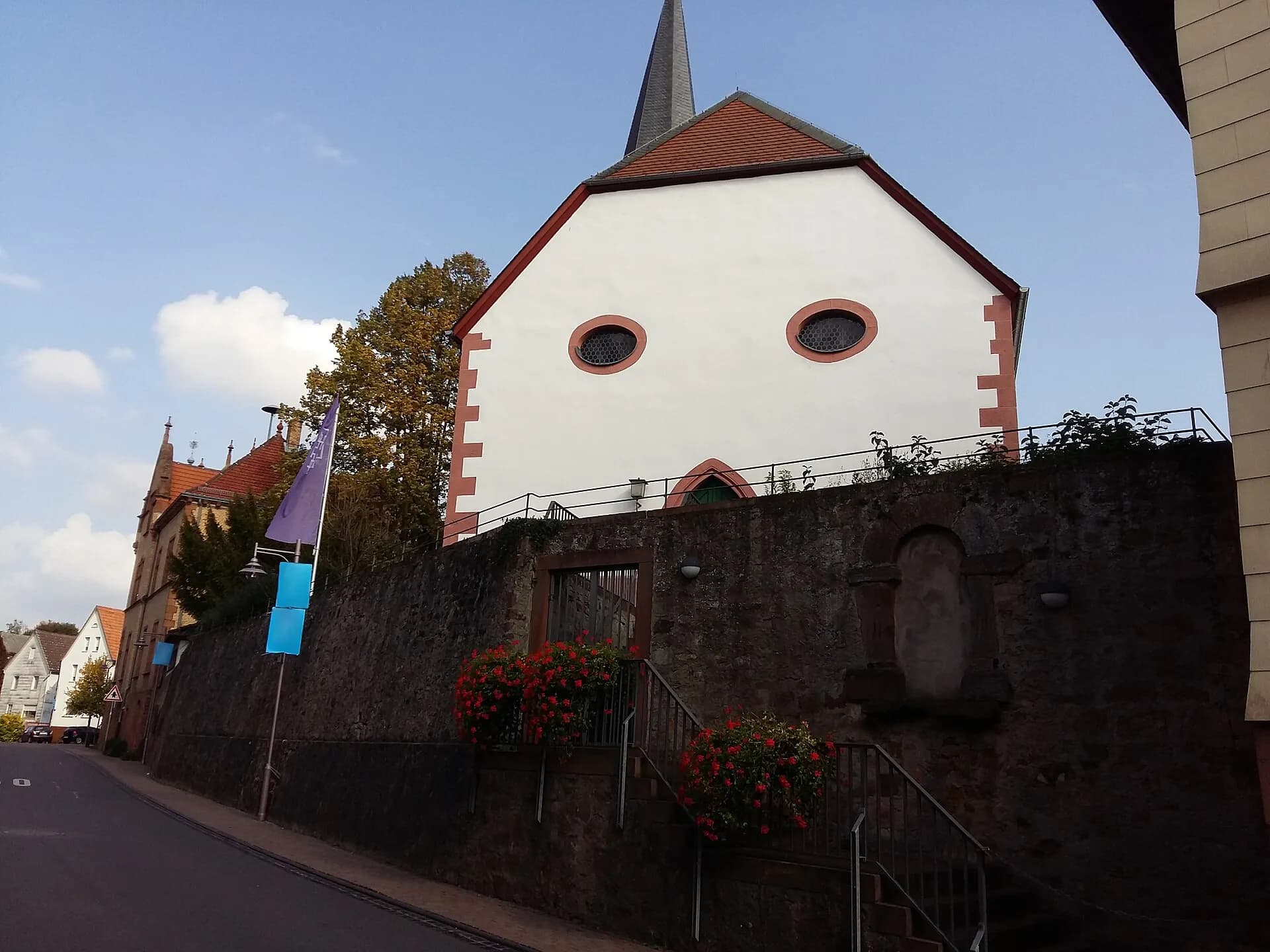 Westseite der evangelischen Kirche in Reinheim-Überau