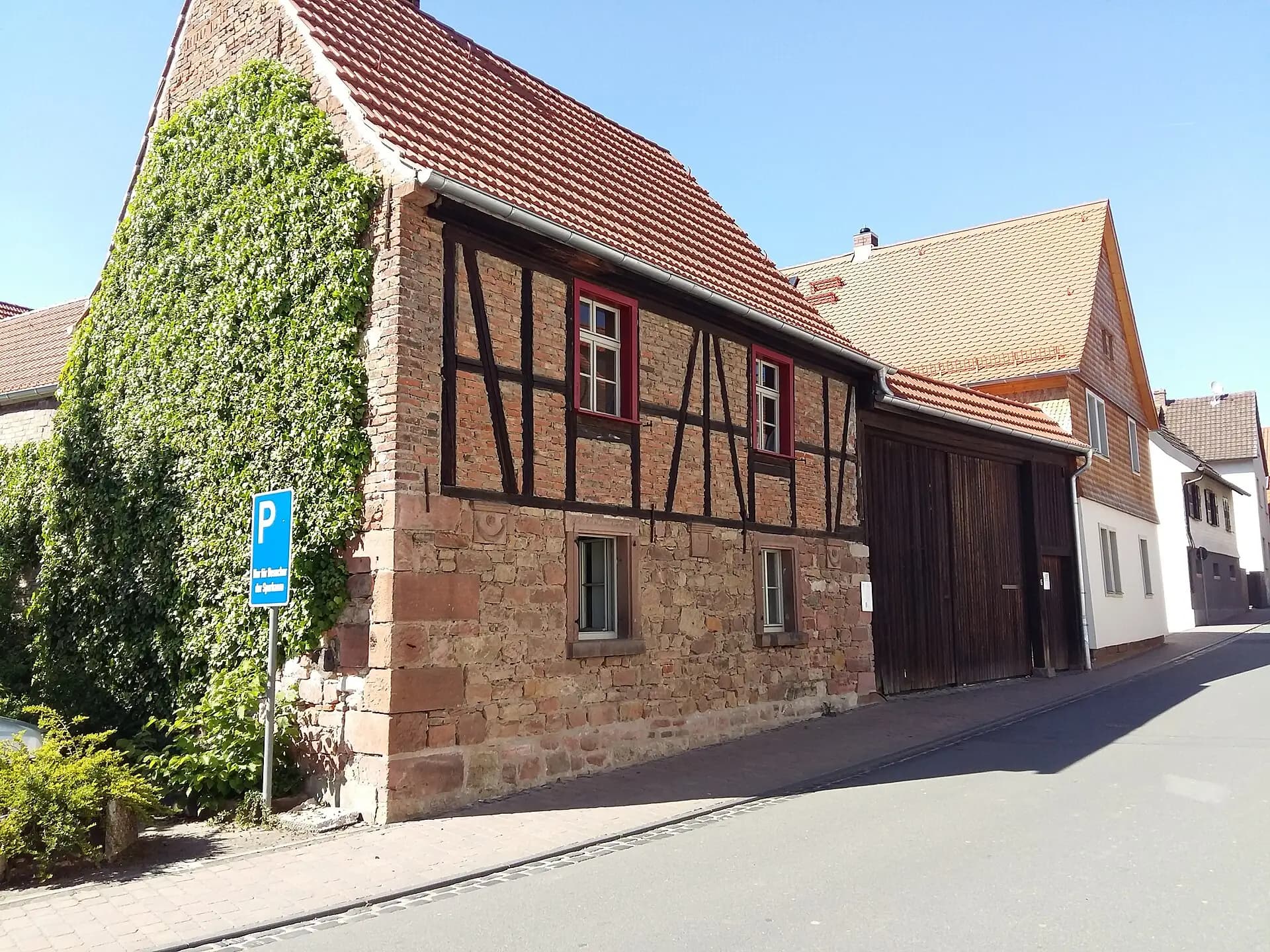 Efeubewachsenes Fachwerkhaus in Reinheim-Überau