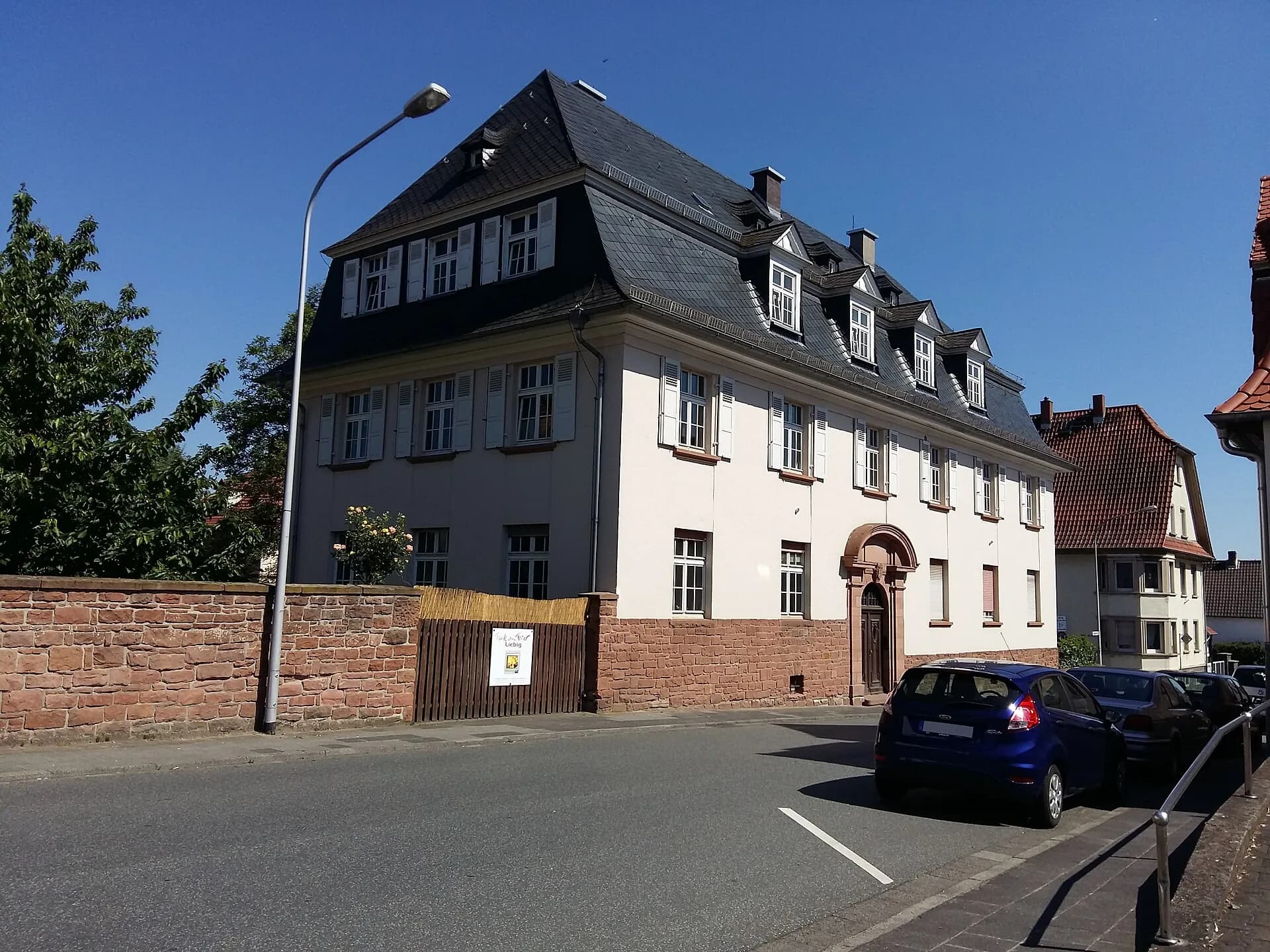 Ehemaliges Finanzamt in der Ueberauer Straße in Reinheim