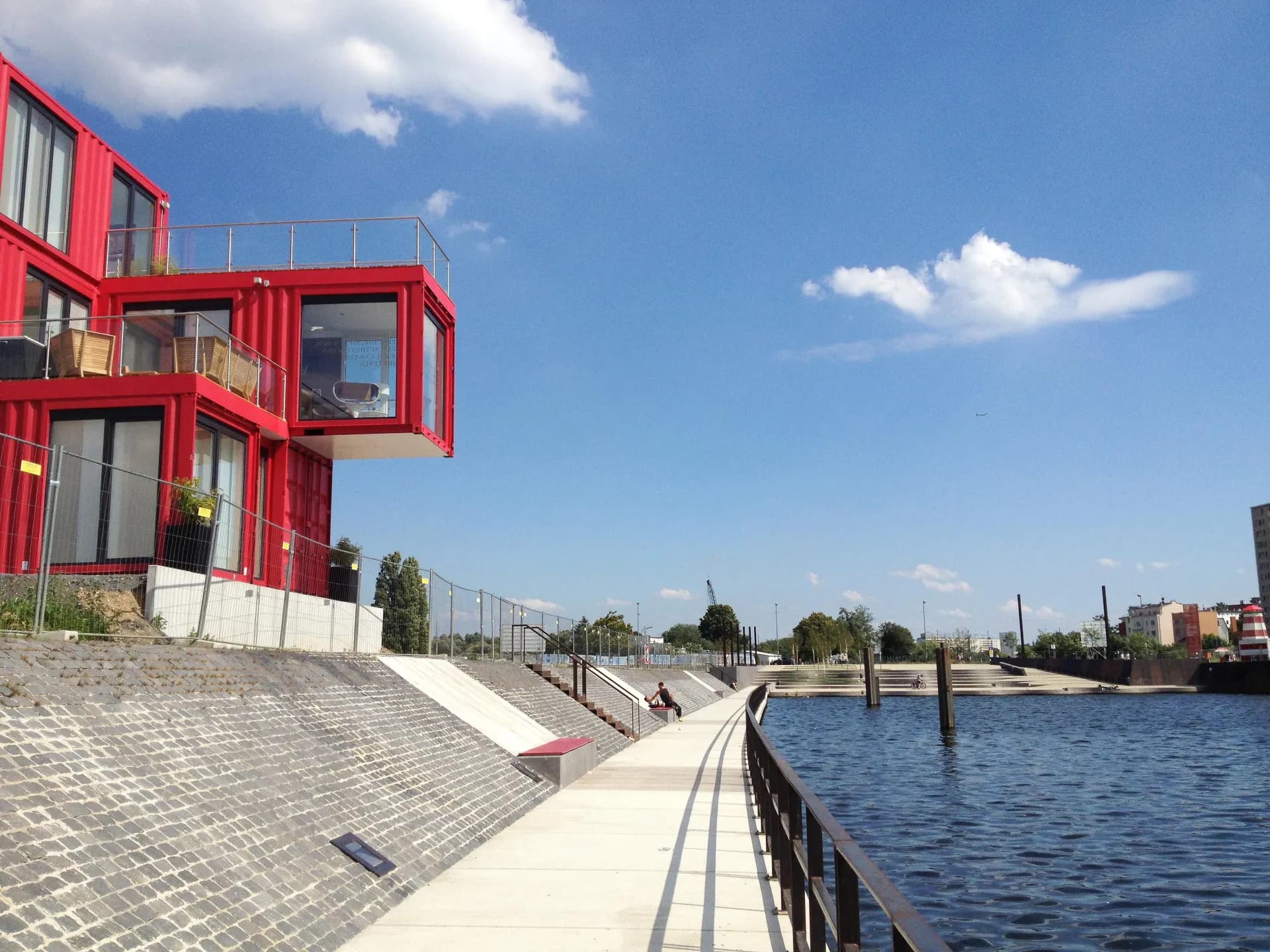 Uferpromenade am Hafen in Offenbach-Hafen