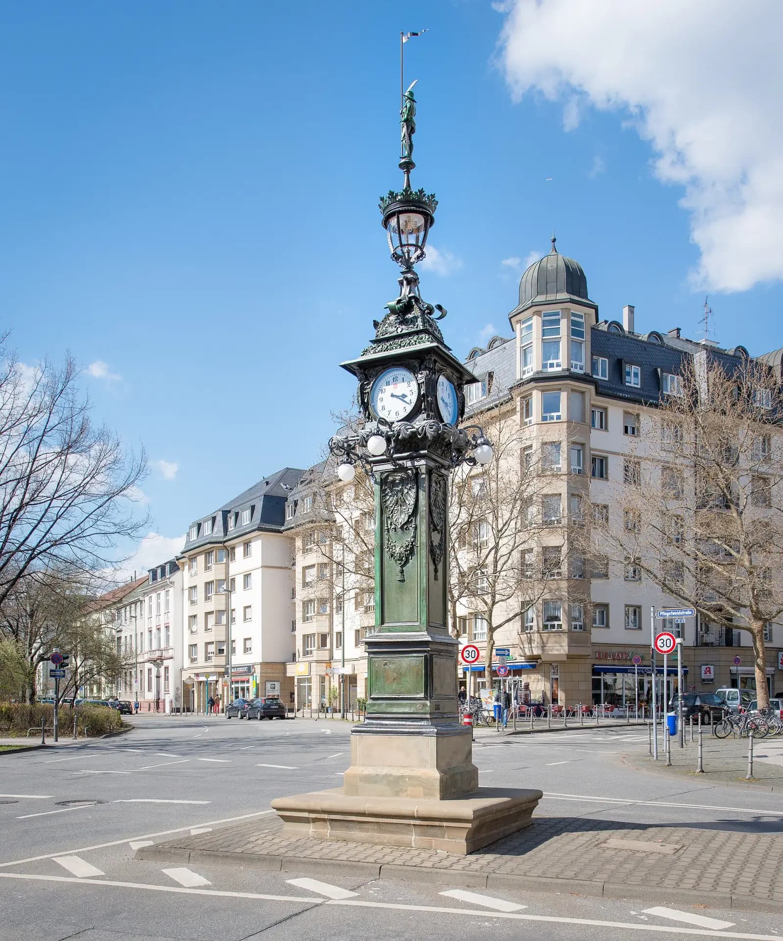 Uhrtürmchen an der Obermainanlage im Frankfurter Ostend