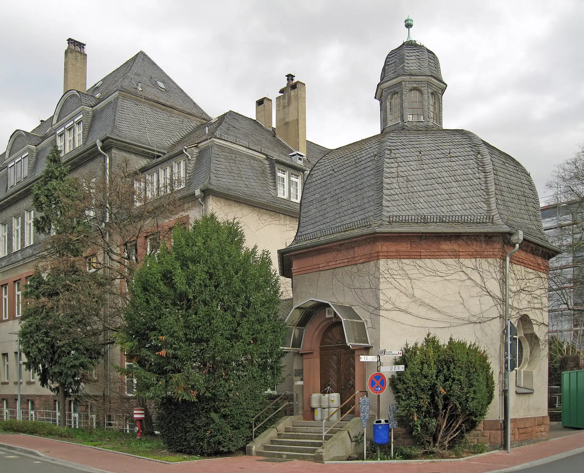 Historischer Klinikbau des Universitätsklinikums in Frankfurt am Main