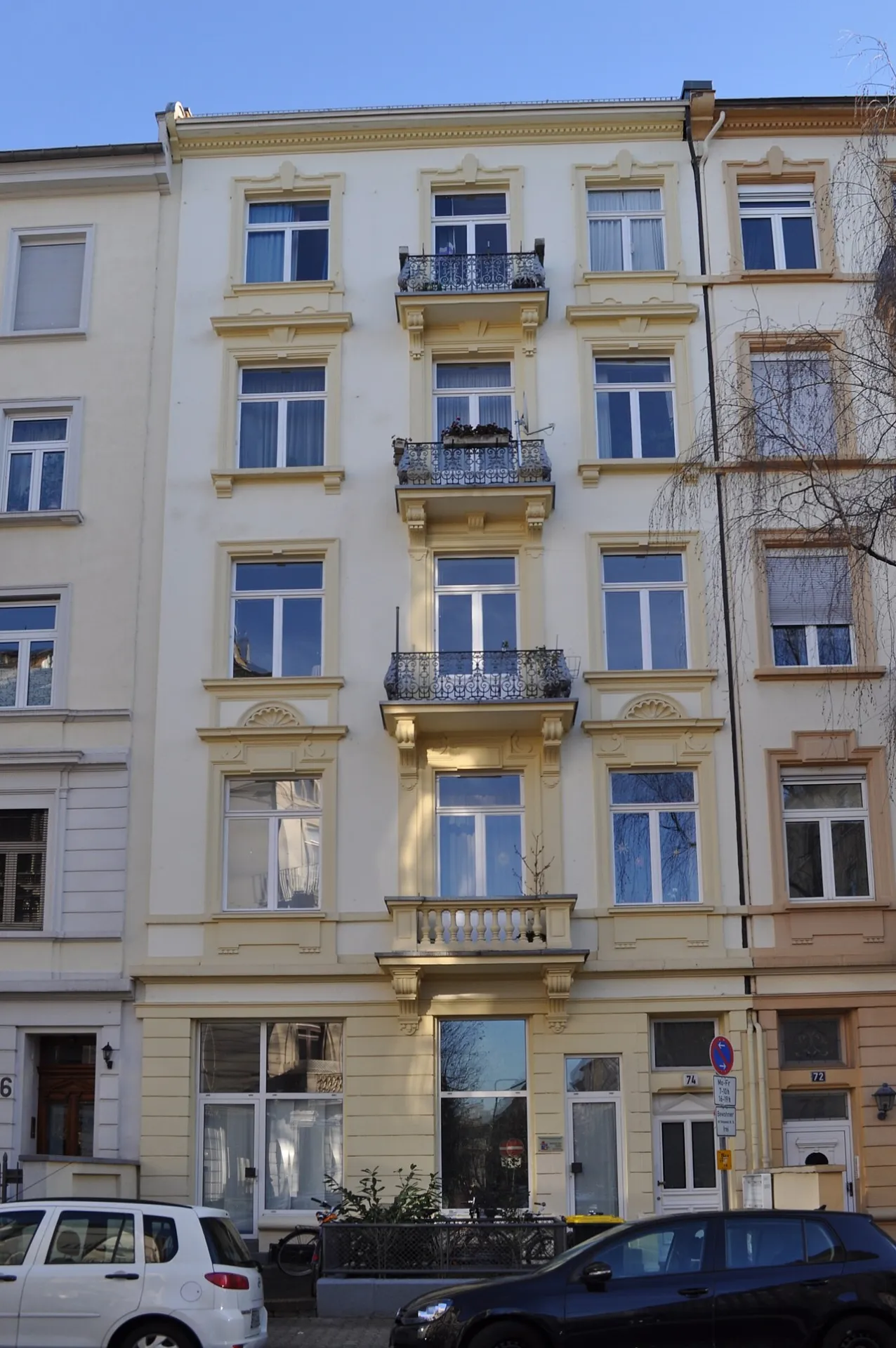 Wohnhaus mit Balkonen in der Unterlindau im Frankfurter Westend