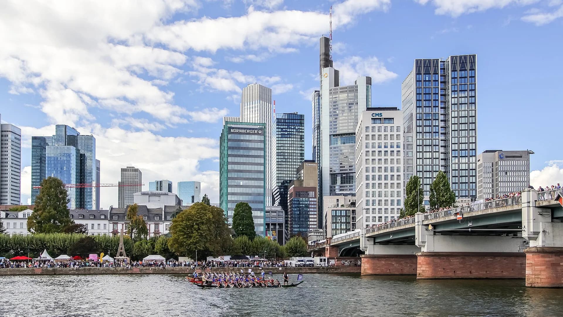 Untermainbrücke und Skyline vom Sachsenhäuser Ufer