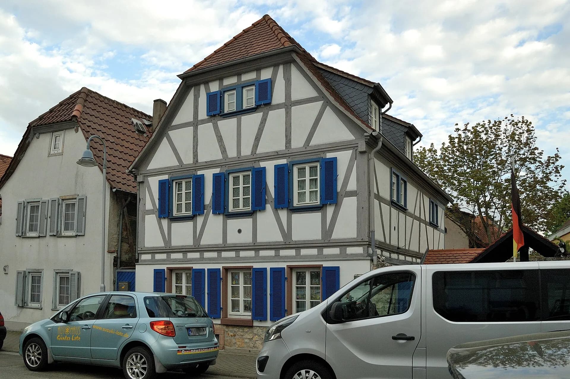 Fachwerkhaus mit blauen Fensterläden in der Untermainstraße in Flörsheim am Main