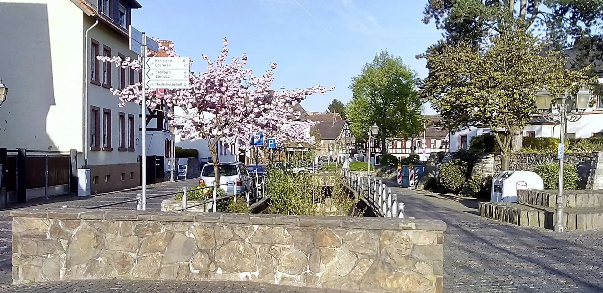 Unterortstraße in Eschborn im Frühling