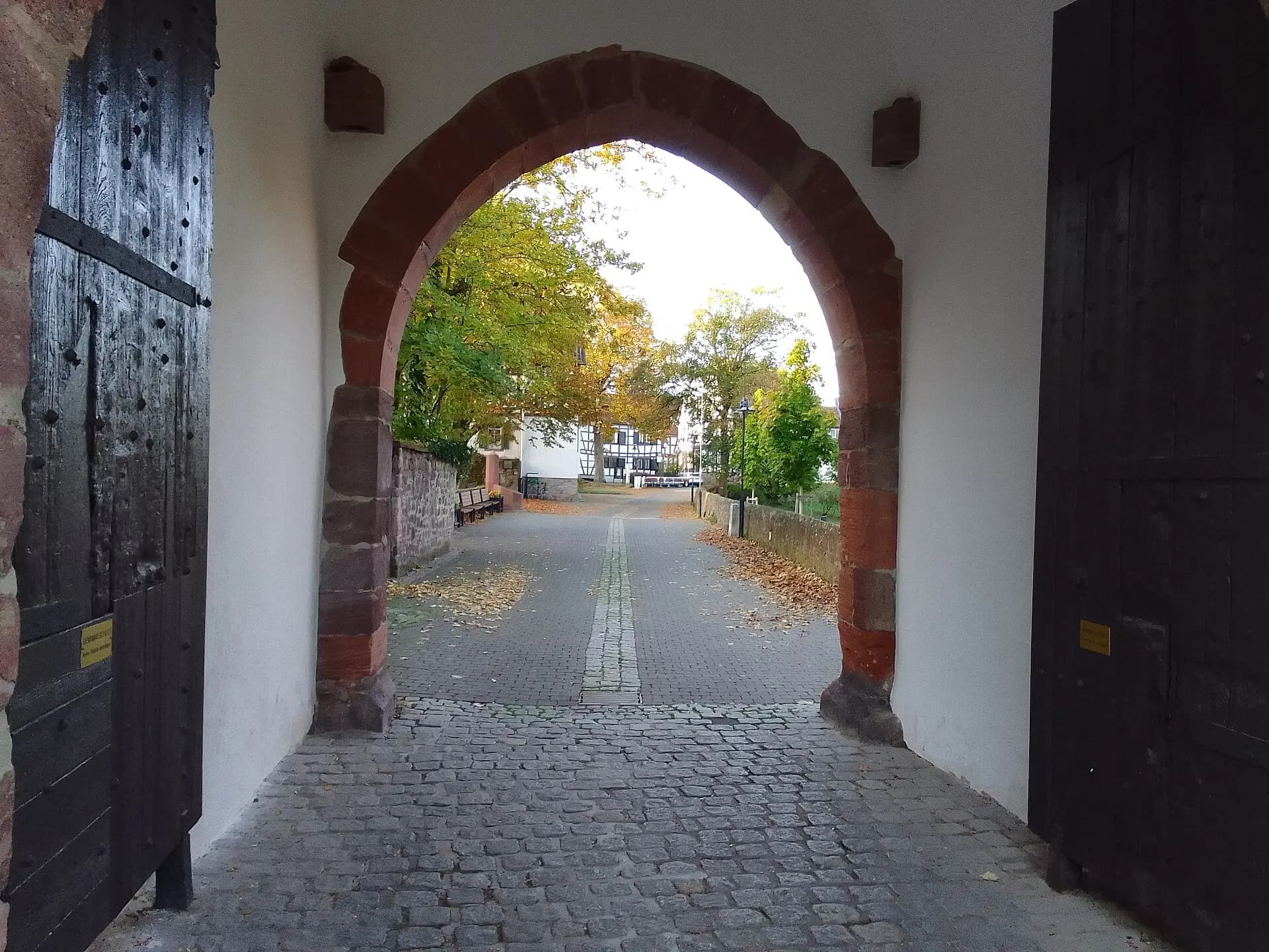 Torbogen der Durchfahrt am Untertor in Dreieich-Dreieichenhain