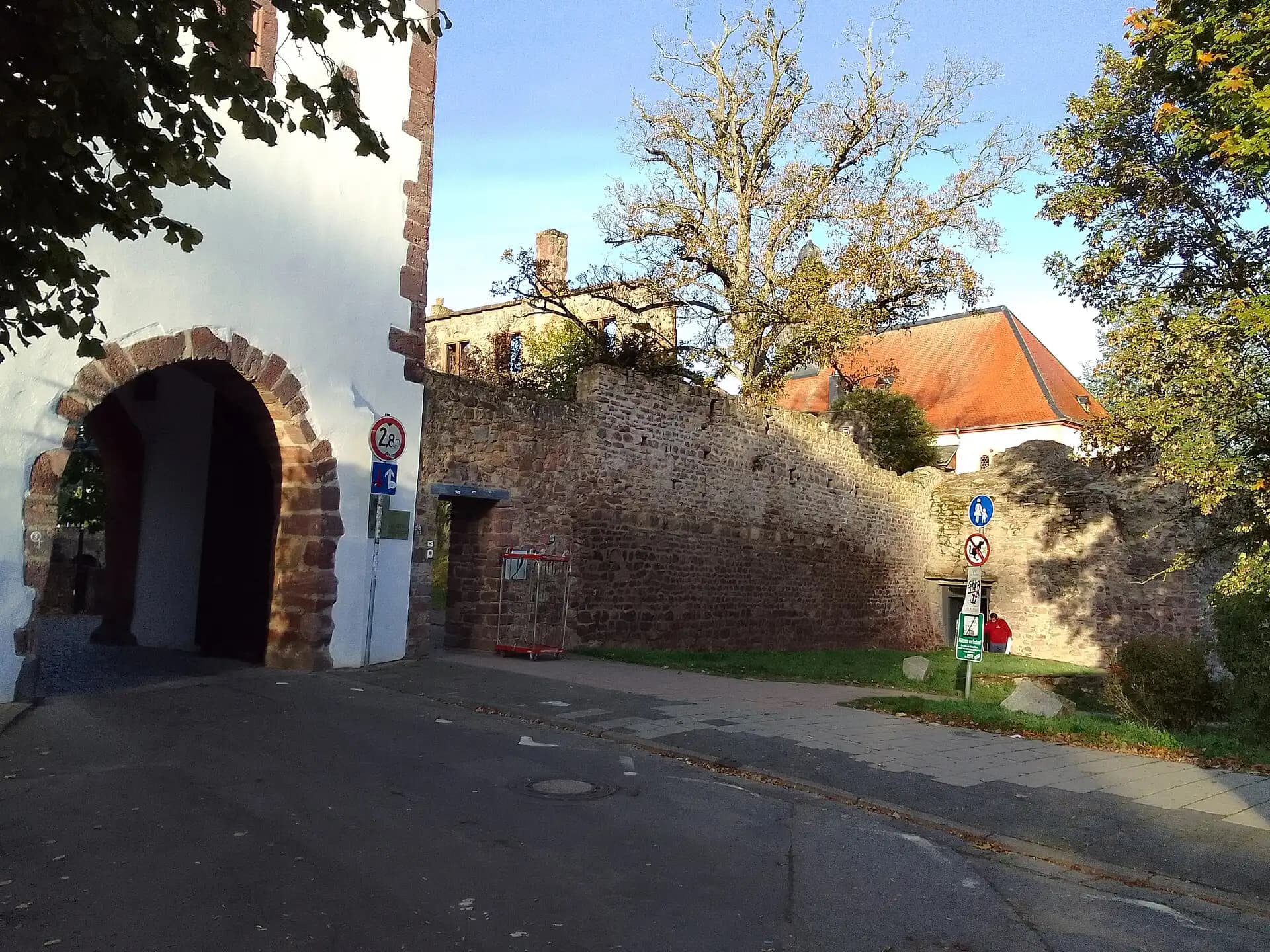 Untertor mit anschließender Stadtmauer in Dreieich-Dreieichenhain