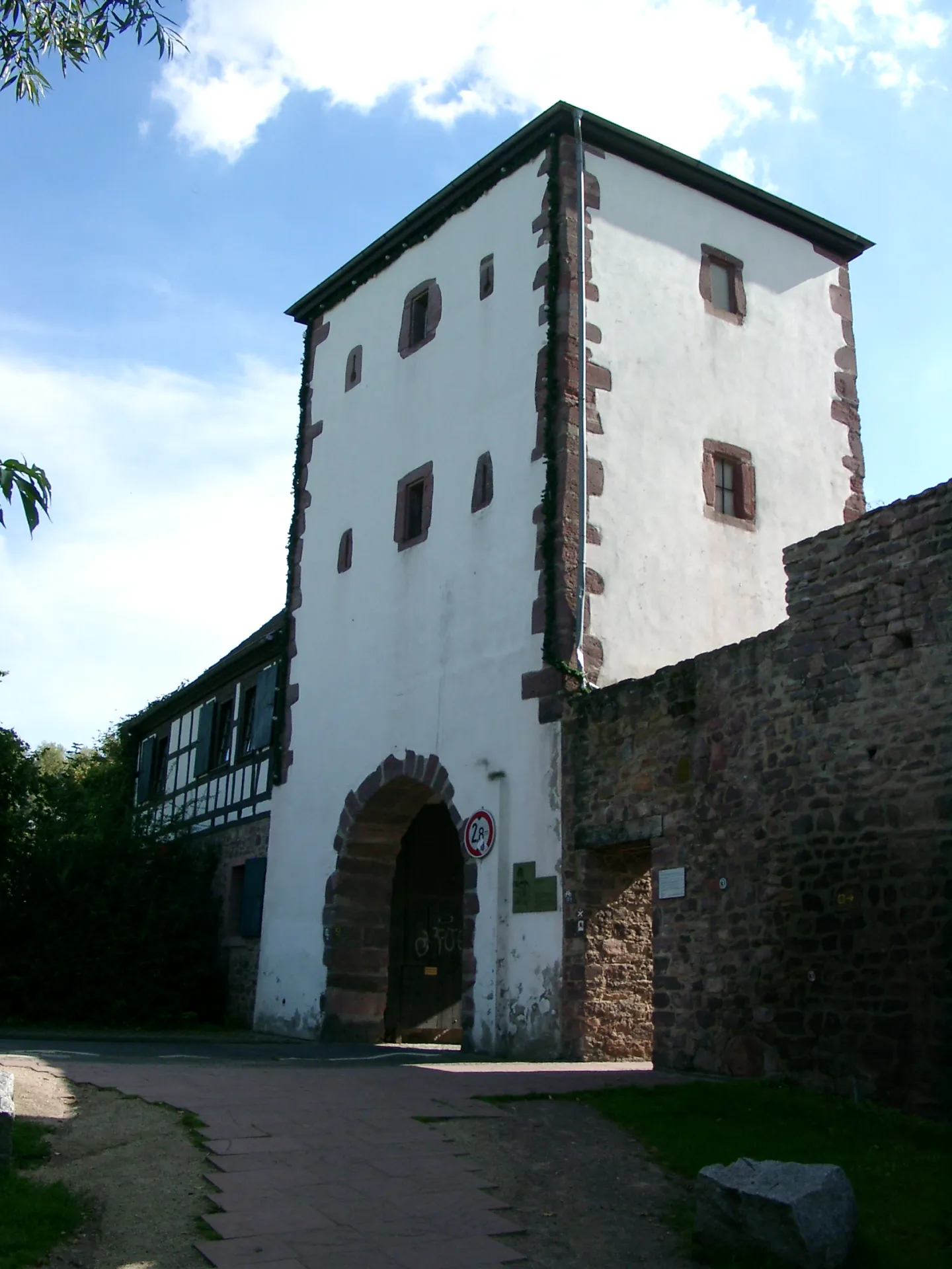 Untertor von der Stadtseite mit Fachwerkanbau in Dreieich-Dreieichenhain