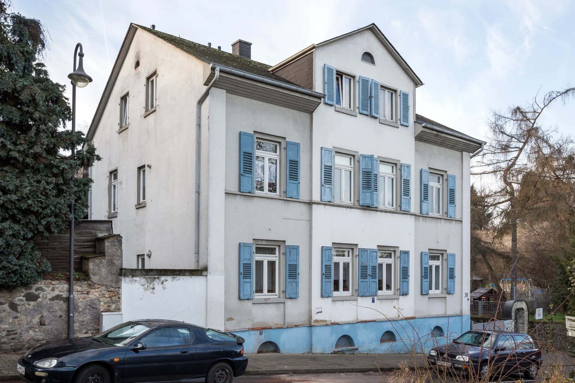 Wohnhaus mit Fensterläden in der Usagasse 38 in Friedberg (Hessen)