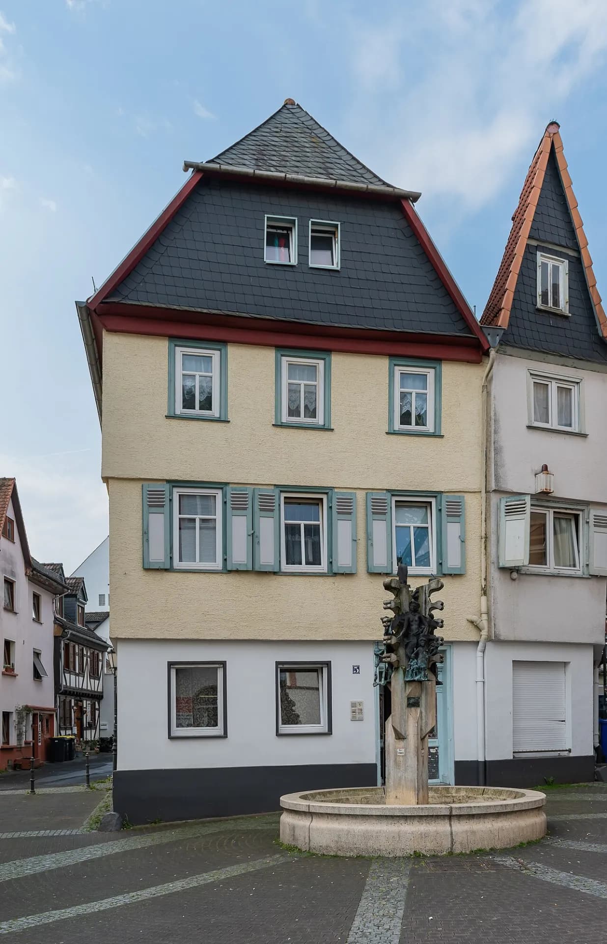 Wohnhaus Usagasse 5 mit Brunnen in Friedberg (Hessen)