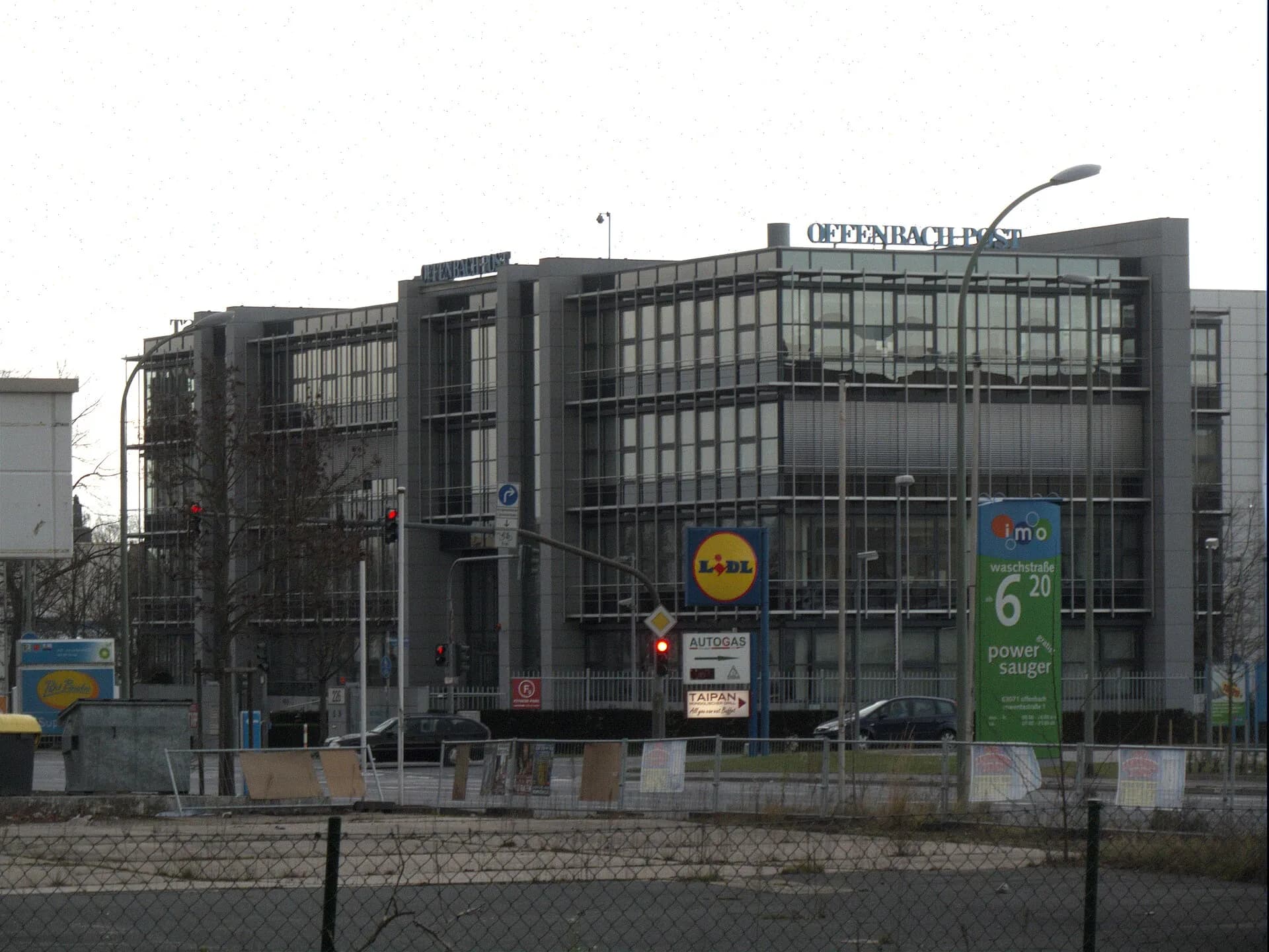 Verlagsgebäude an der Waldstraße in Offenbach am Main von Süden im Winter
