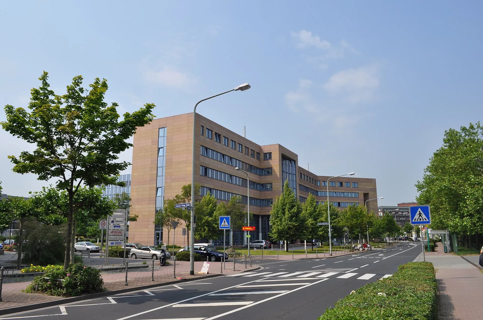 Verwaltungsgebäude an der Marie-Curie-Straße am Riedberg in Frankfurt