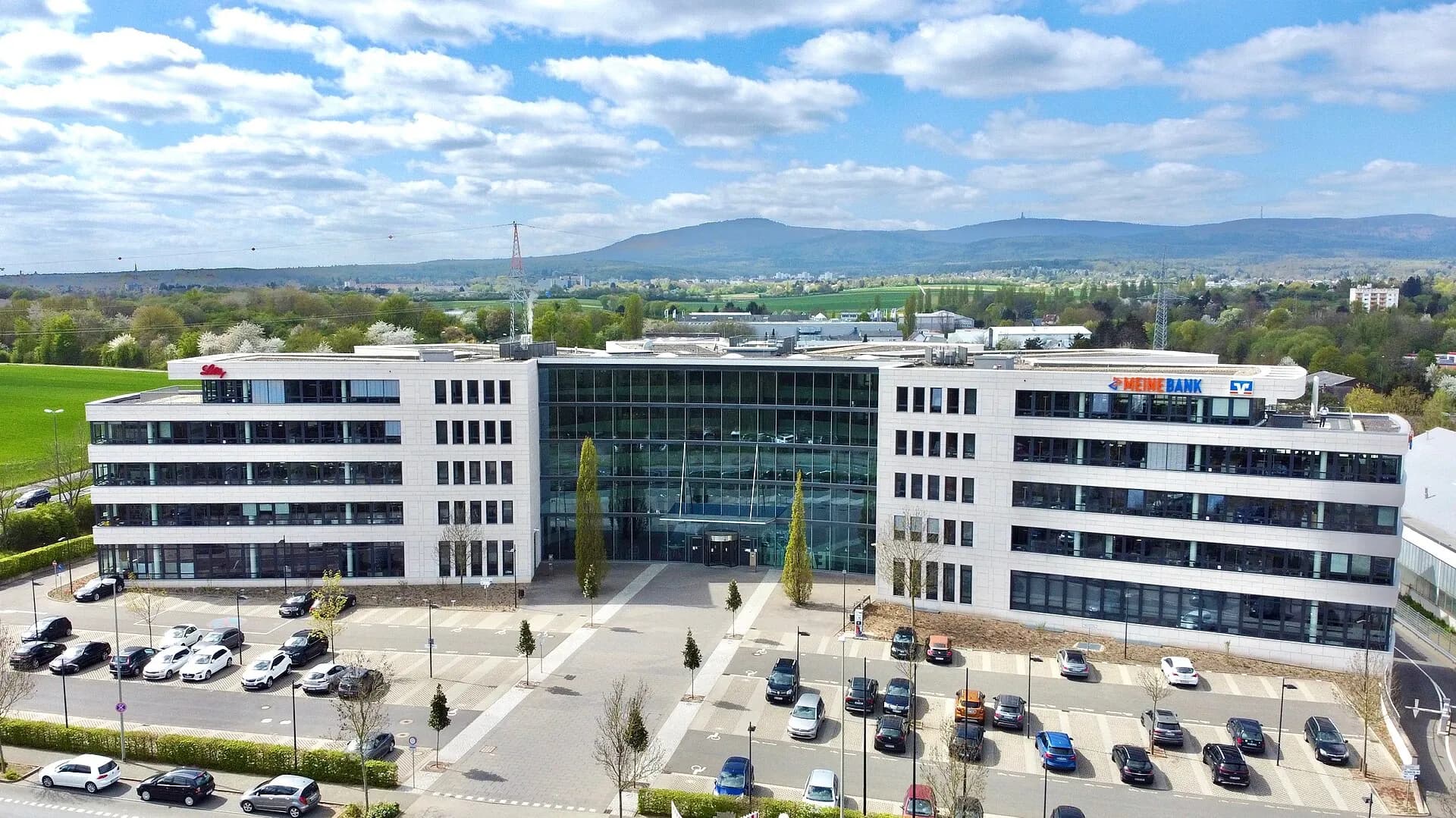 Luftbild eines Verwaltungssitzes in Bad Homburg