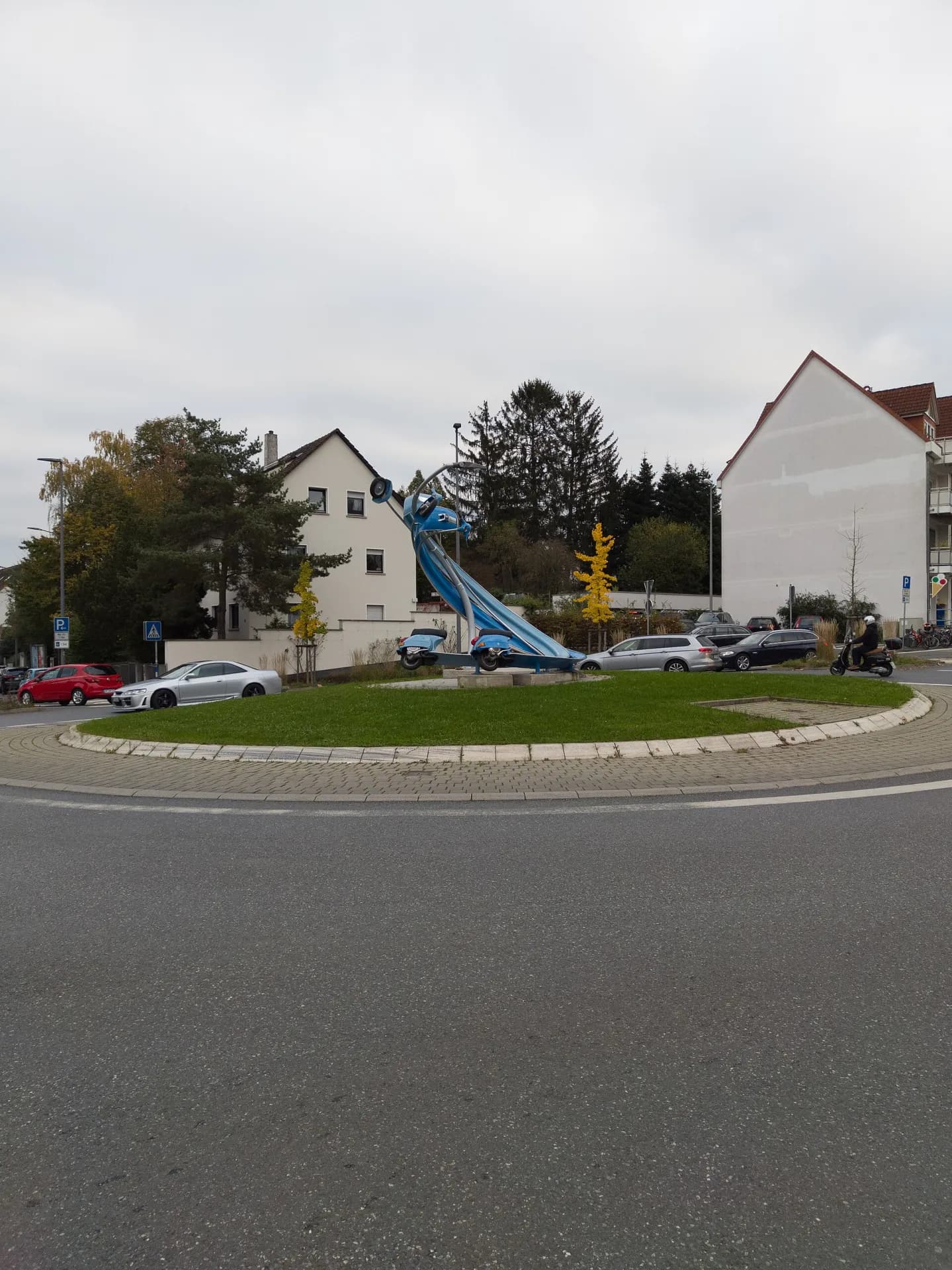 Vespa-Denkmal am Kreisverkehr in Eschborn