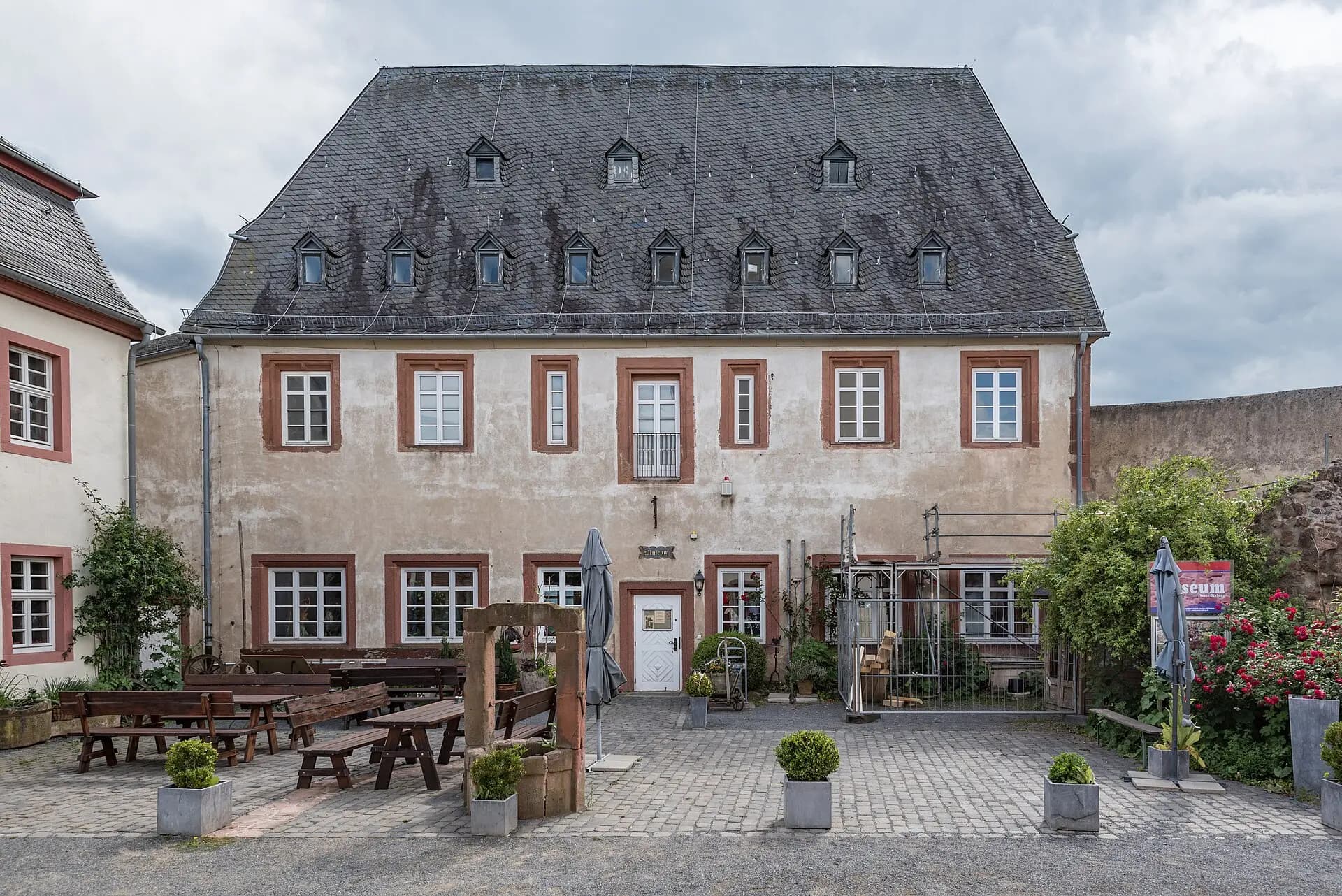 Palas der Veste Otzberg mit Vorplatz