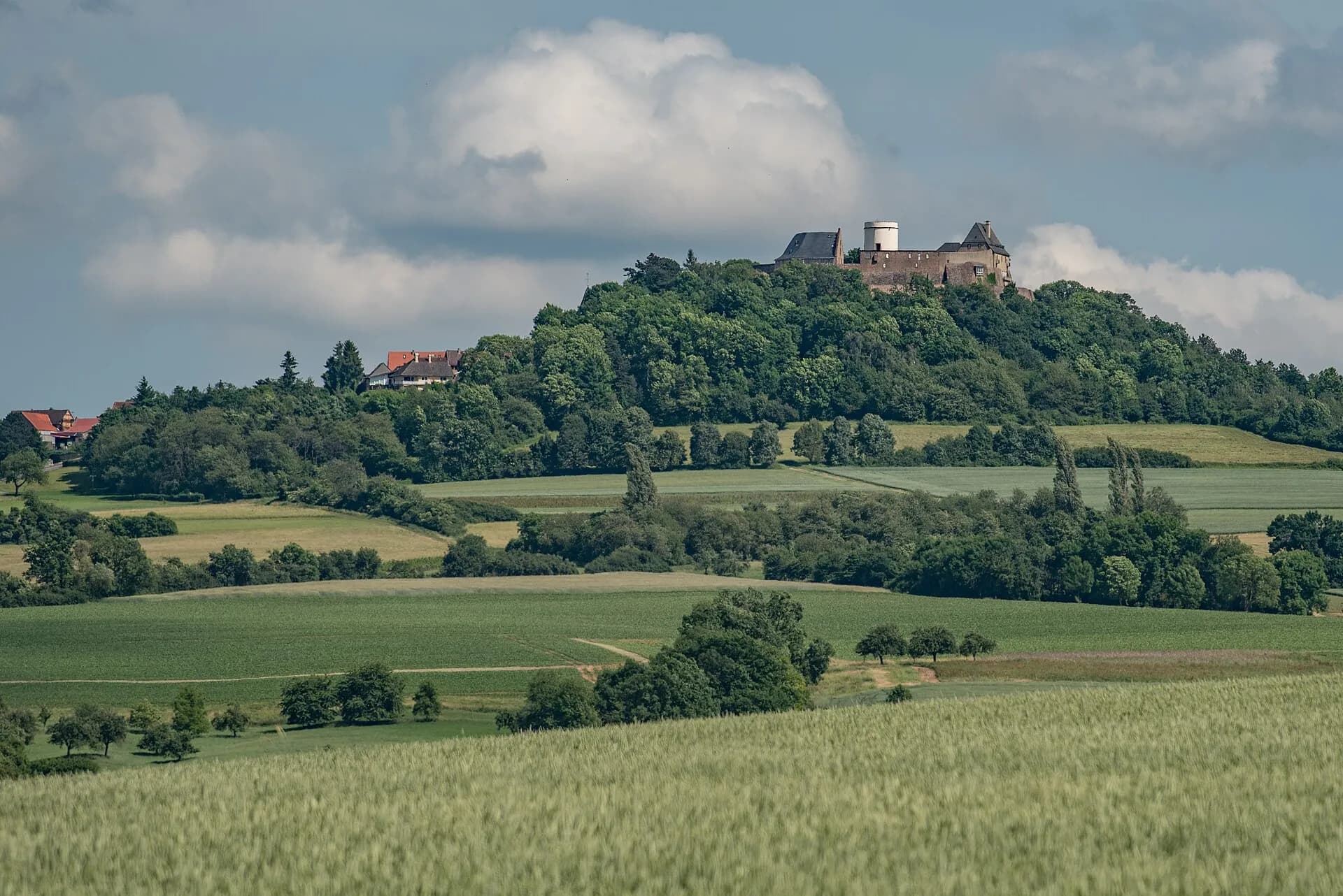 Die Veste Otzberg auf dem Basaltkegel von Nordwesten