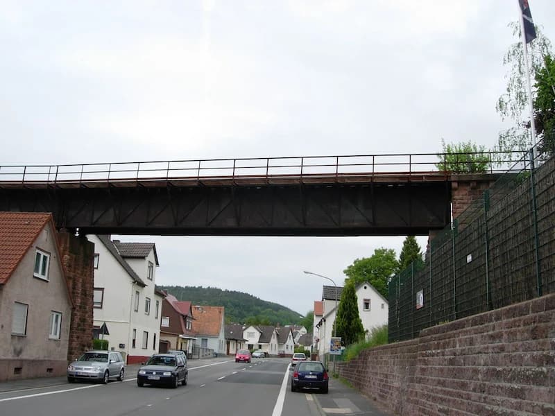Eisenbahnviadukt über die Bundesstraße 45 in Höchst im Odenwald