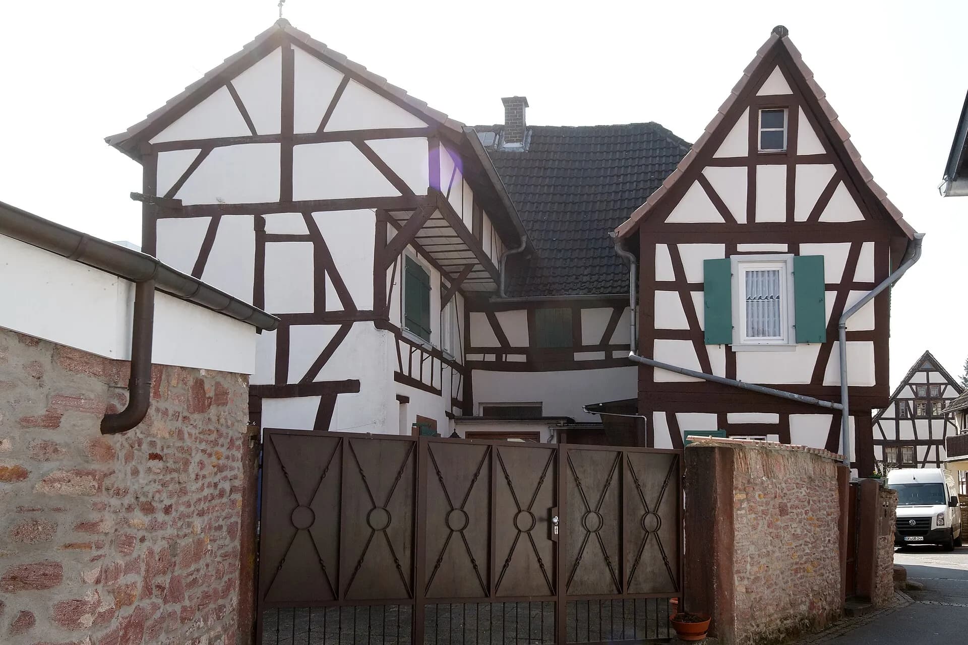 Fachwerkhaus Vierhäusergasse 8 in Langen hinter der Hofmauer