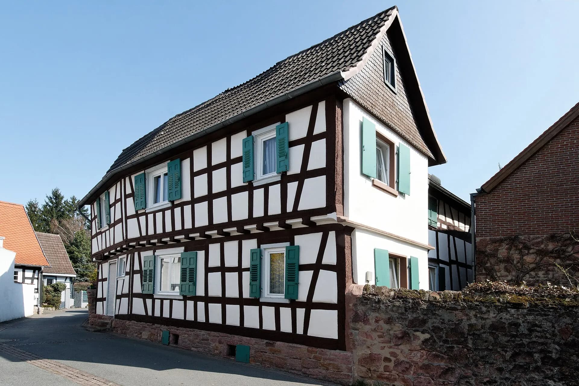 Längsseite des Fachwerkhauses Vierhäusergasse 8 in Langen