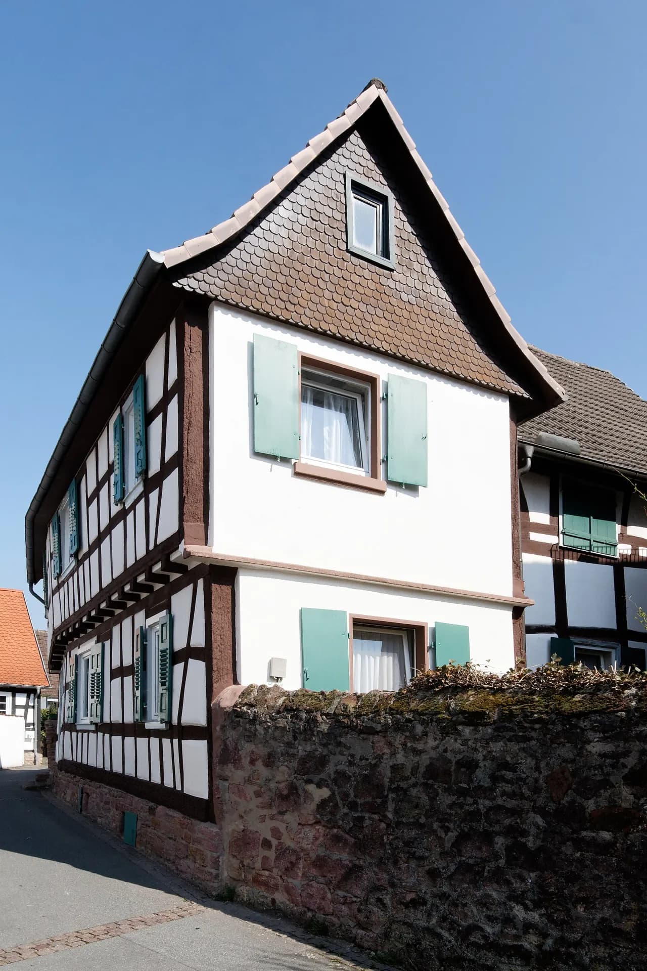 Fachwerkhaus Vierhäusergasse 8 in Langen an der Straßenecke
