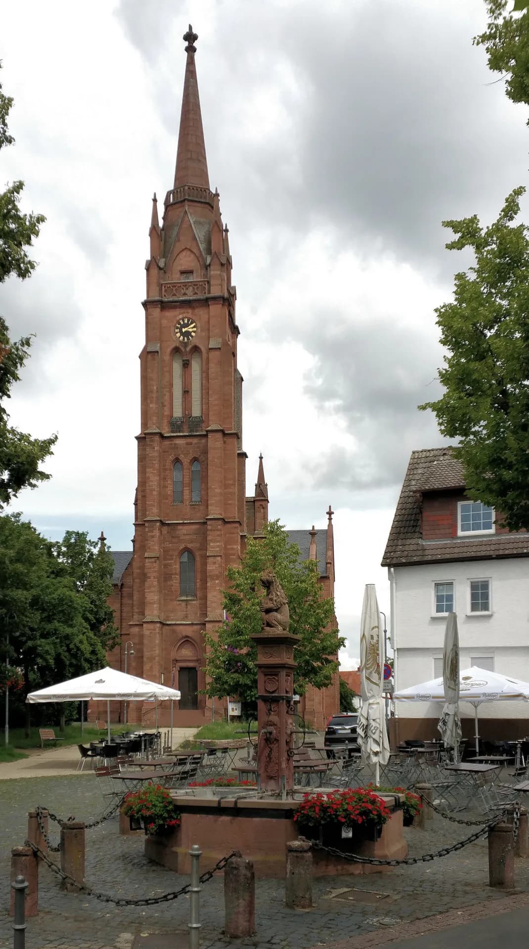 Vierröhrenbrunnen am Kirchplatz in Langen