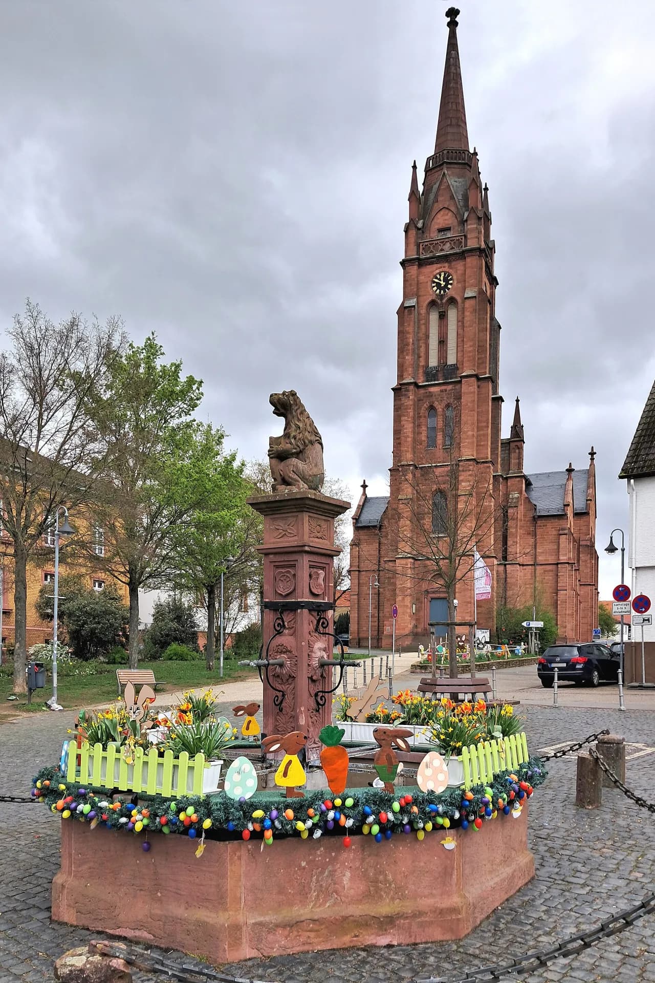 Vierröhrenbrunnen mit Evangelischer Stadtkirche in Langen