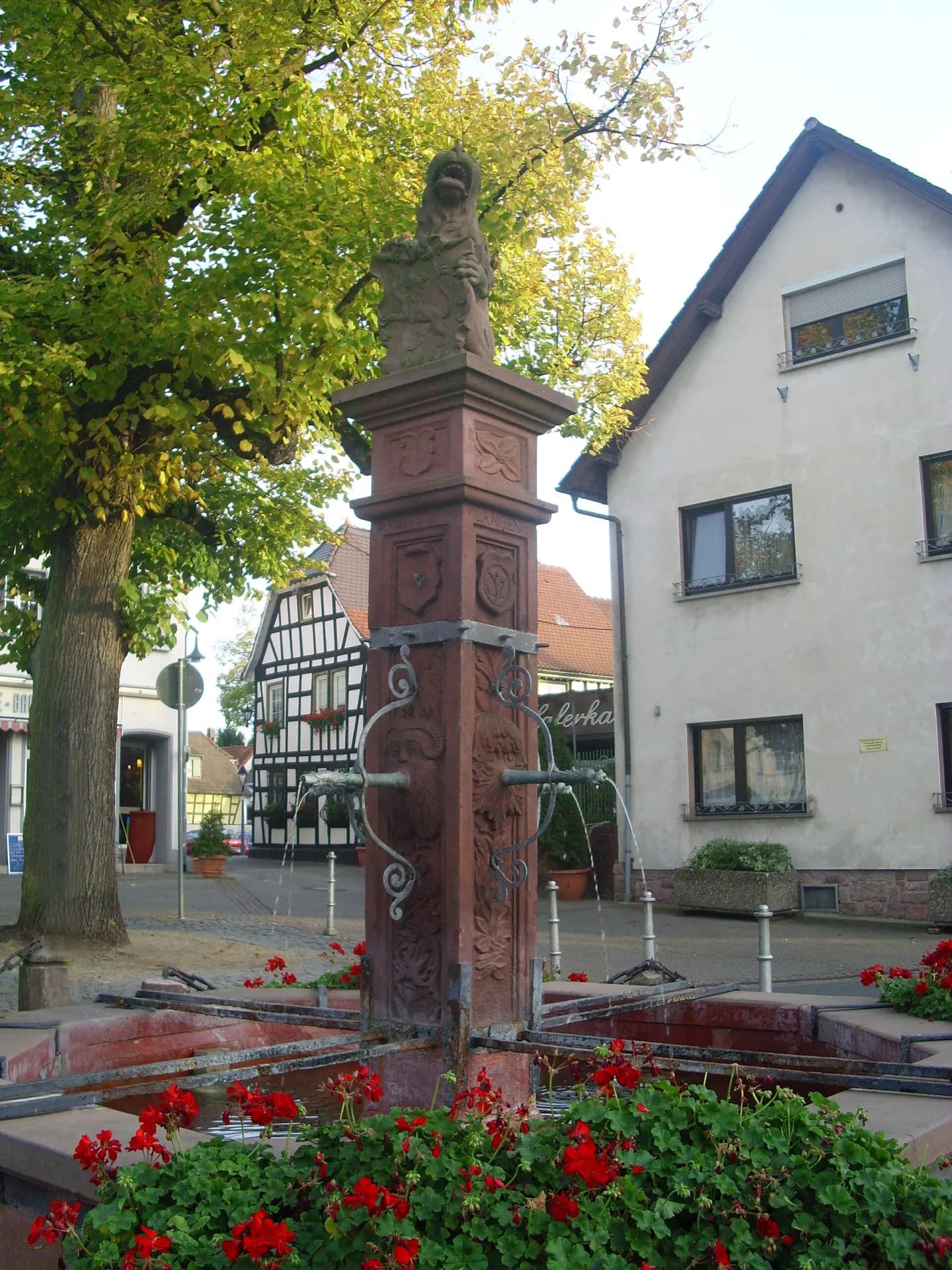 Vierröhrenbrunnen in Langen im Sommer
