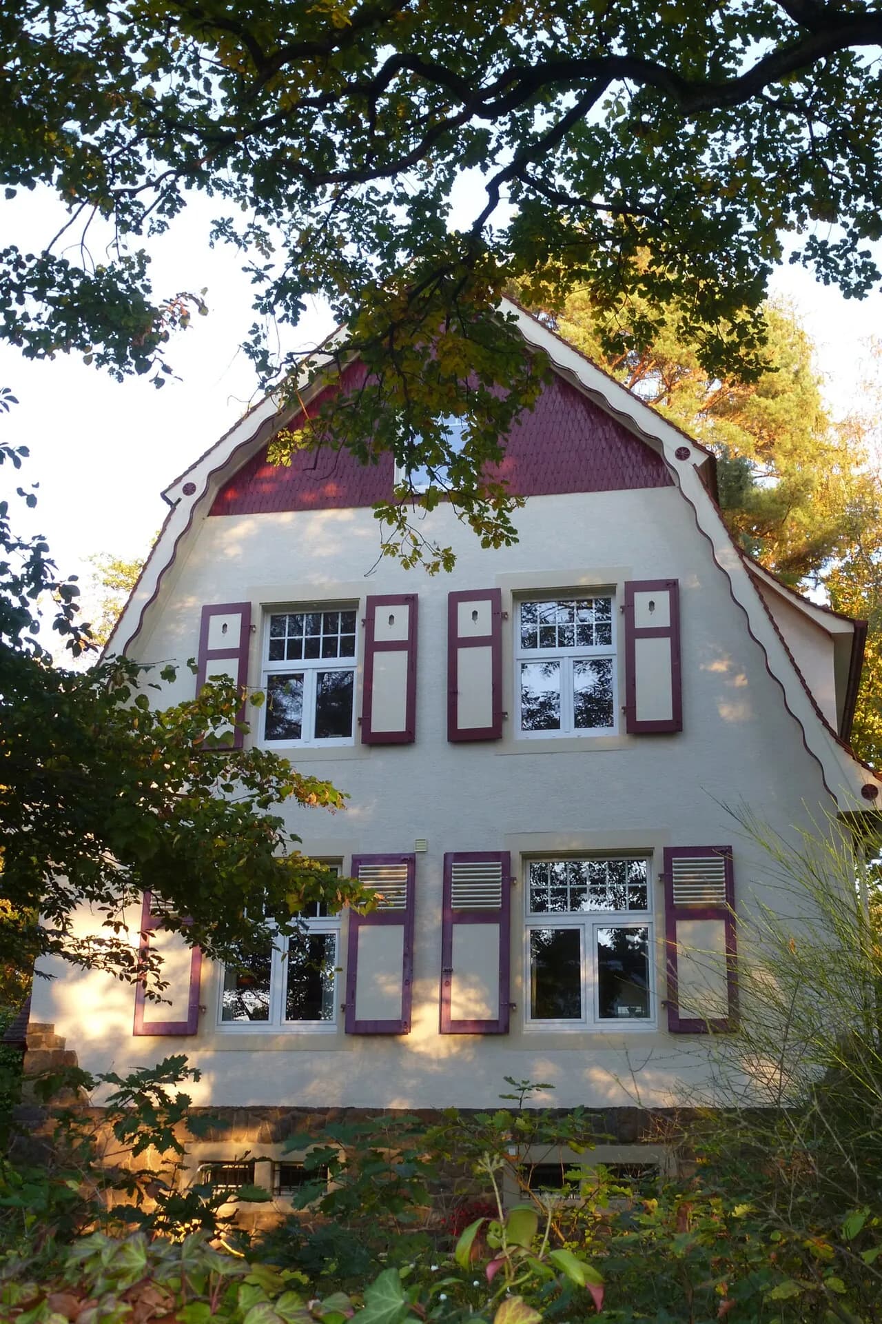 Villa mit rotem Giebel in der Straße Am Elfengrund in Darmstadt-Eberstadt