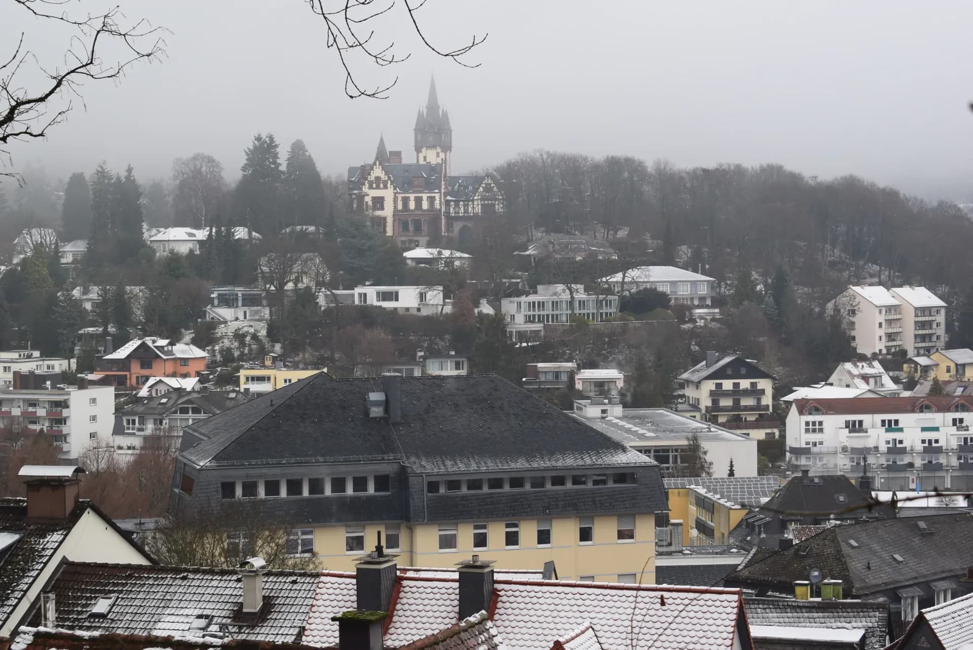 Villa Andreae über den Dächern von Königstein im Taunus
