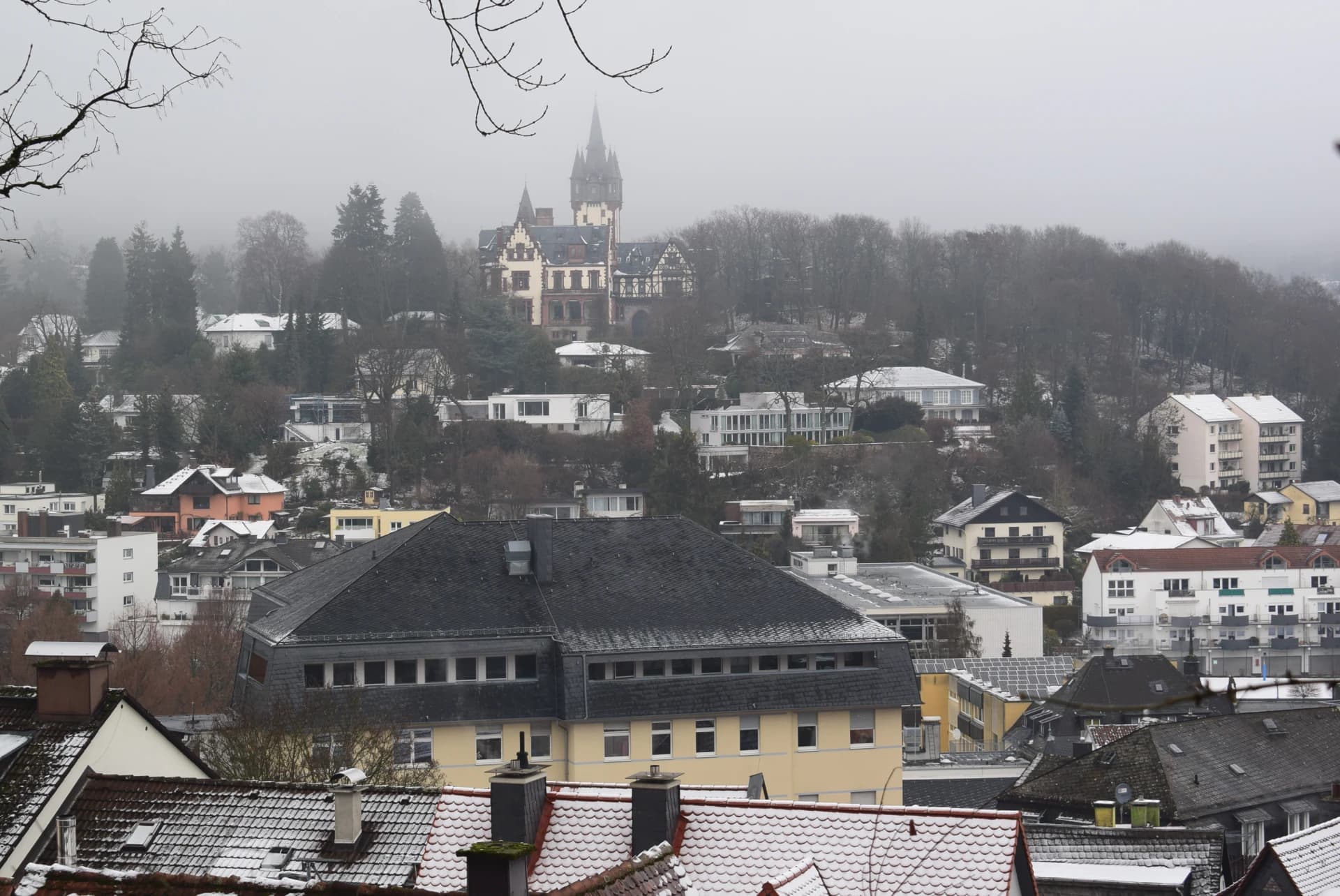 Villa Andreae über den Dächern von Königstein im Taunus