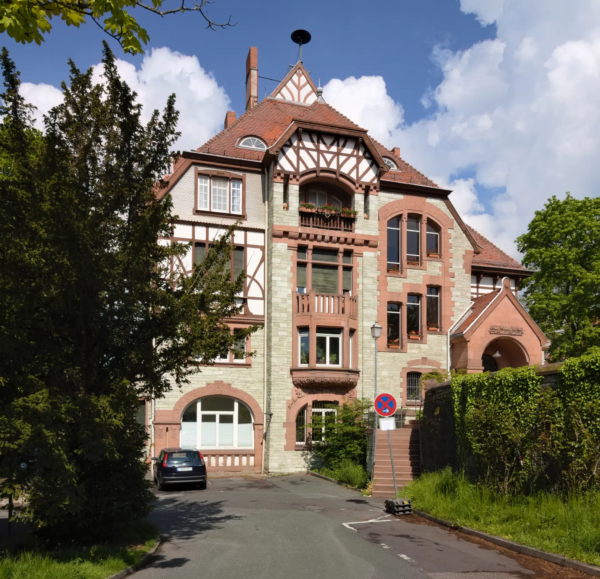 Straßenansicht der Villa Bonn in Kronberg im Taunus