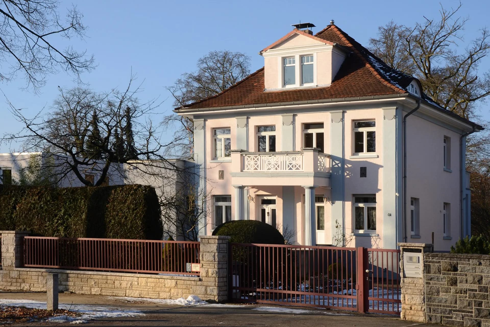 Villa hinter Sandsteinmauer an der Heidelberger Landstraße in Darmstadt-Eberstadt