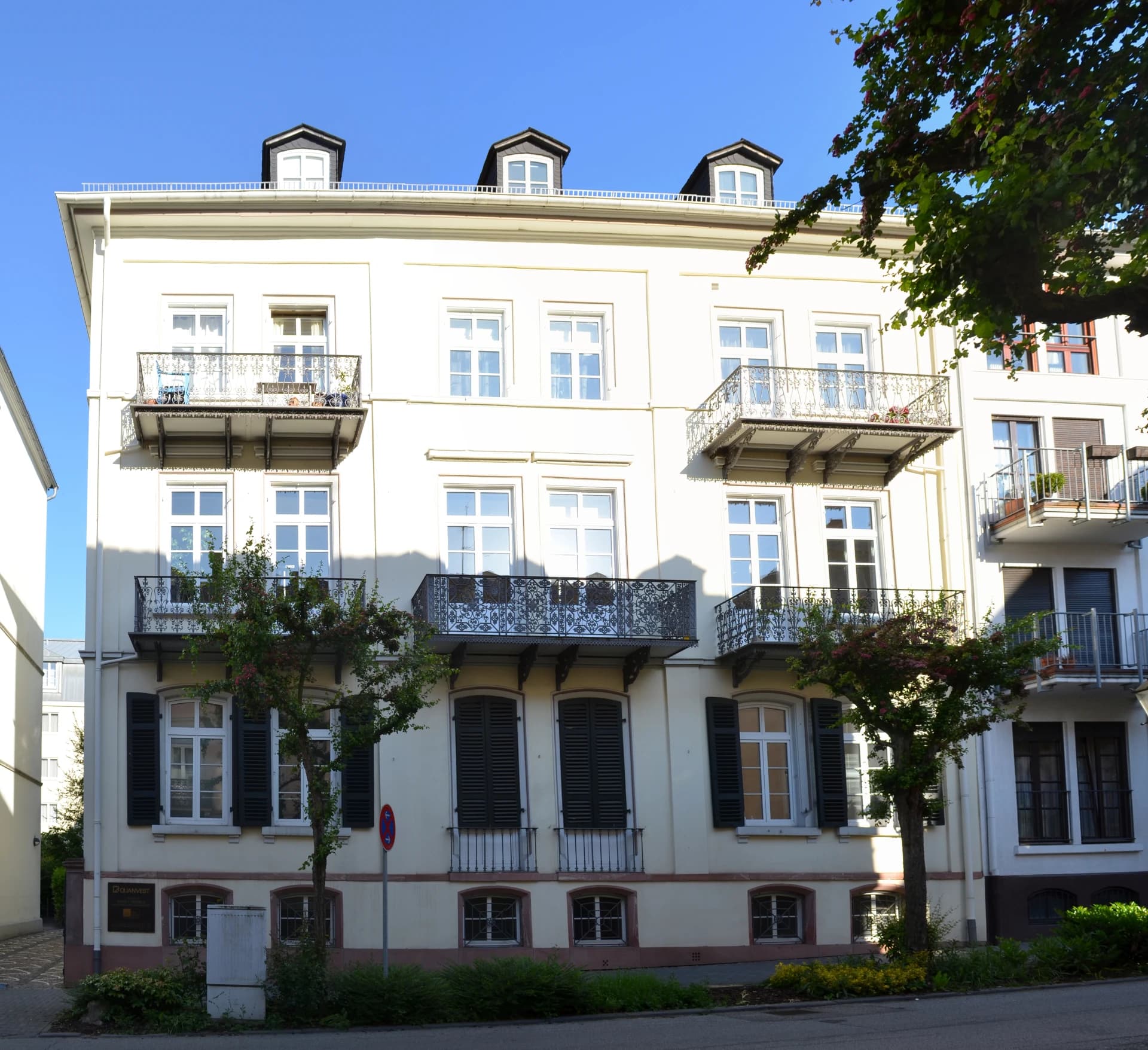 Villa mit Balkonen in der Kisseleffstraße in Bad Homburg