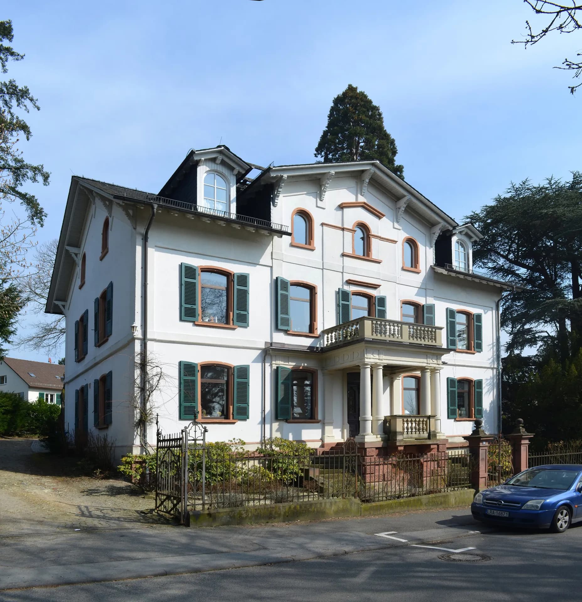 Straßenseite der Villa Königsteiner Straße 10 in Kronberg im Taunus