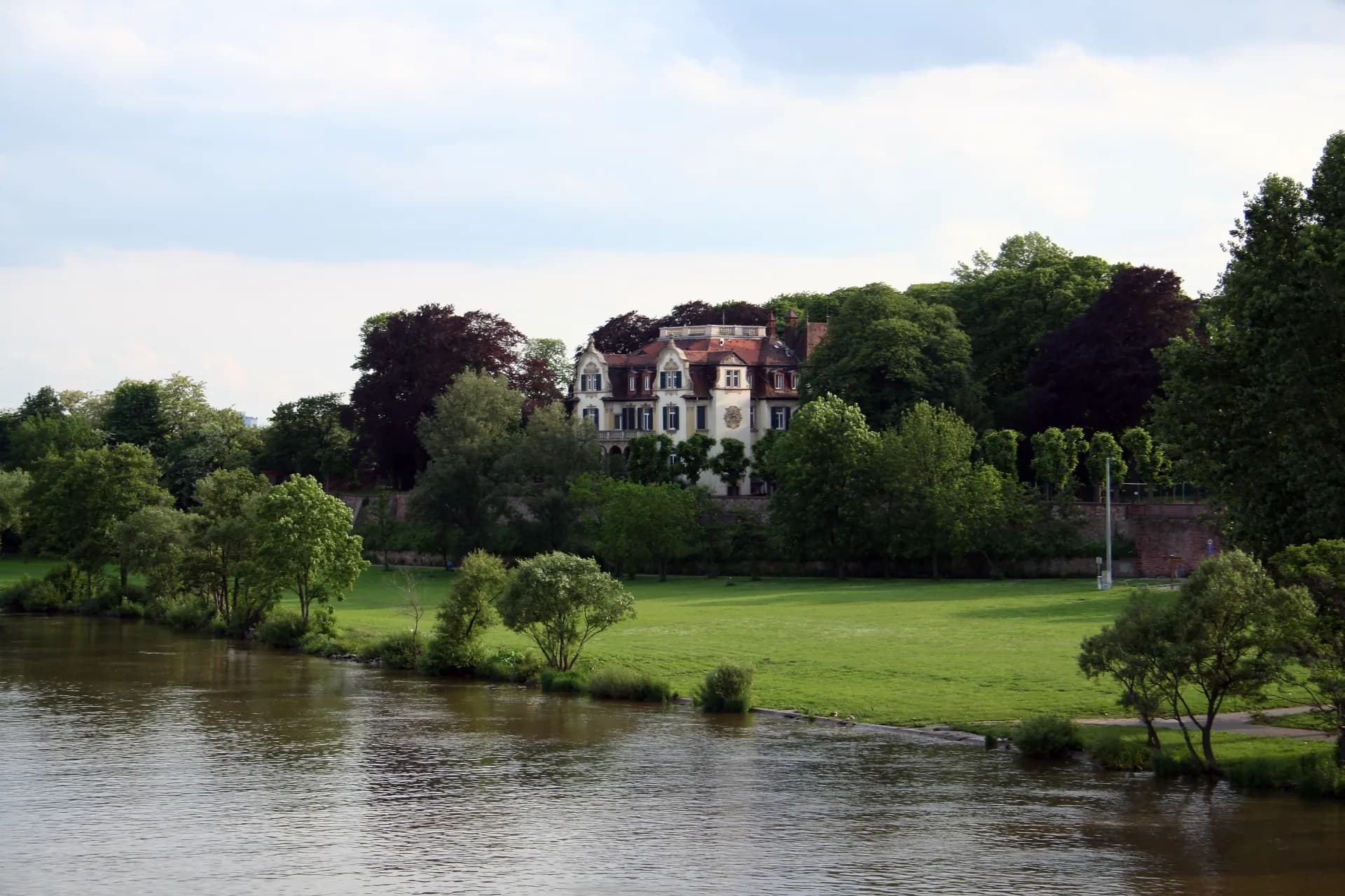 Villa Meister vom Mainufer aus in Frankfurt Sindlingen