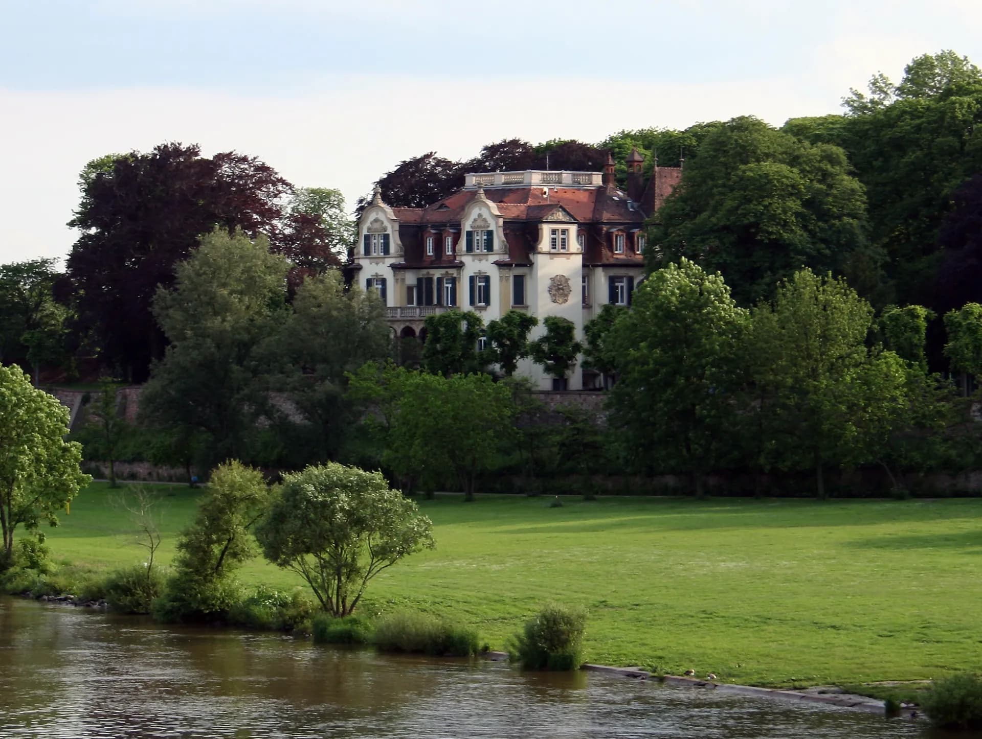Villa Meister über der Mainaue in Frankfurt Sindlingen