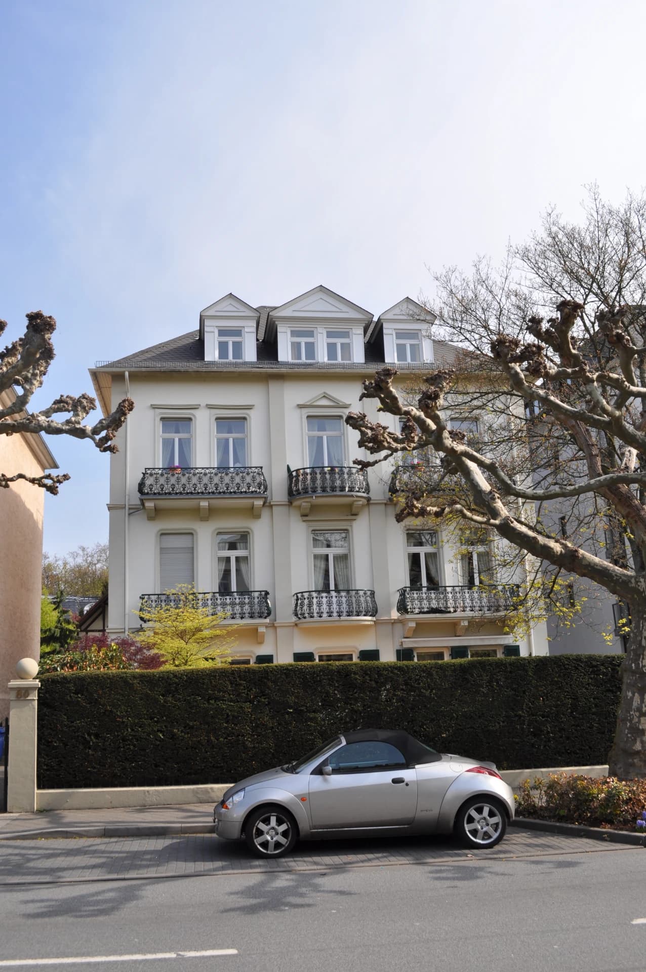 Villa mit schmiedeeisernen Balkonen an der Kaiser-Friedrich-Promenade in Bad Homburg