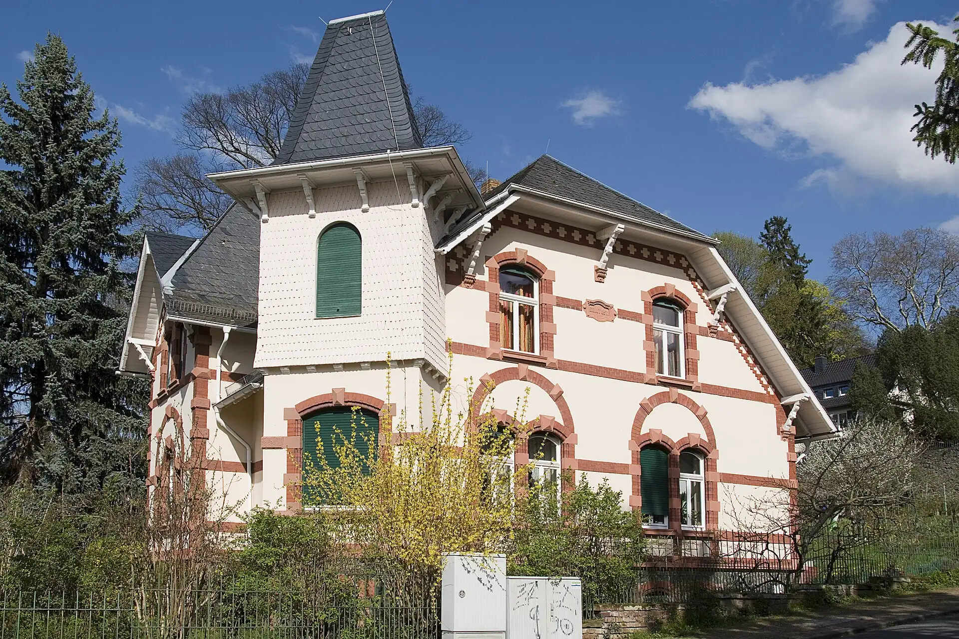 Villa mit Eckturm im Ortsteil Seeheim in Seeheim-Jugenheim