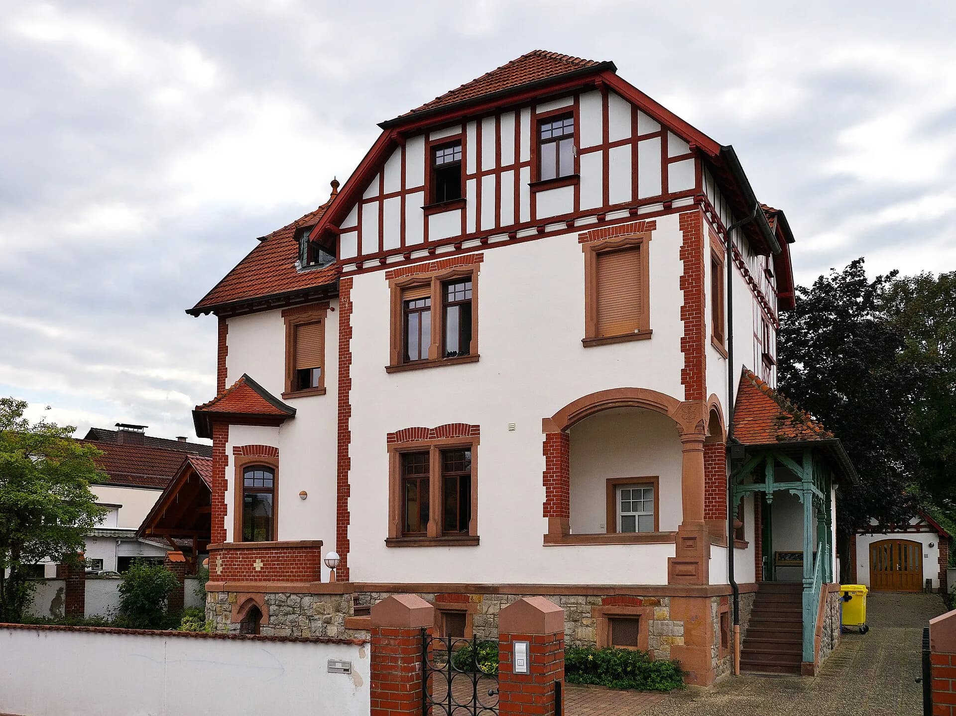 Villa mit Fachwerkgiebel in Groß-Zimmern
