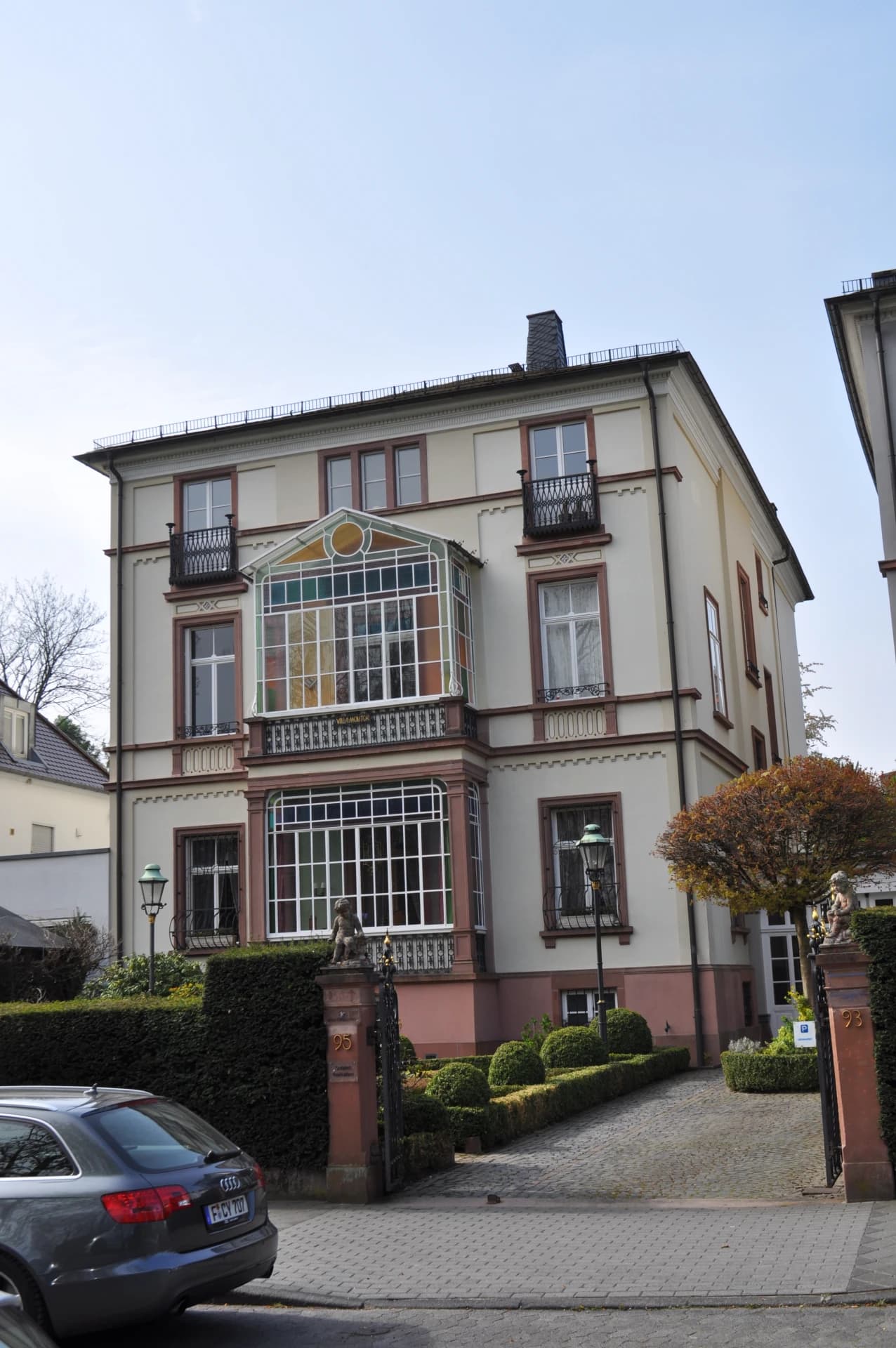 Villa mit farbigem Glaserker an der Kaiser-Friedrich-Promenade in Bad Homburg
