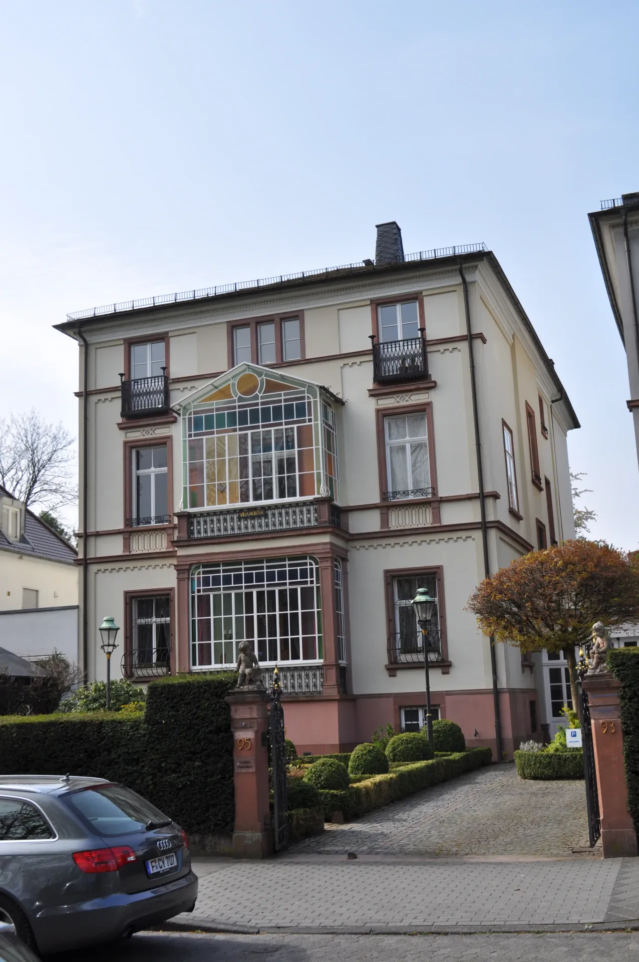 Villa mit farbigem Glaserker an der Kaiser-Friedrich-Promenade in Bad Homburg
