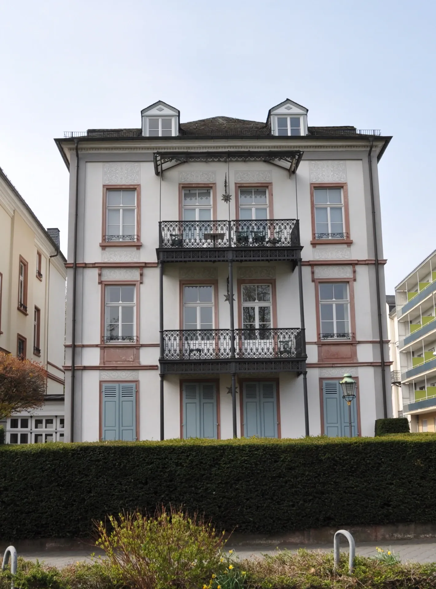 Villa hinter hoher Hecke an der Kaiser-Friedrich-Promenade in Bad Homburg